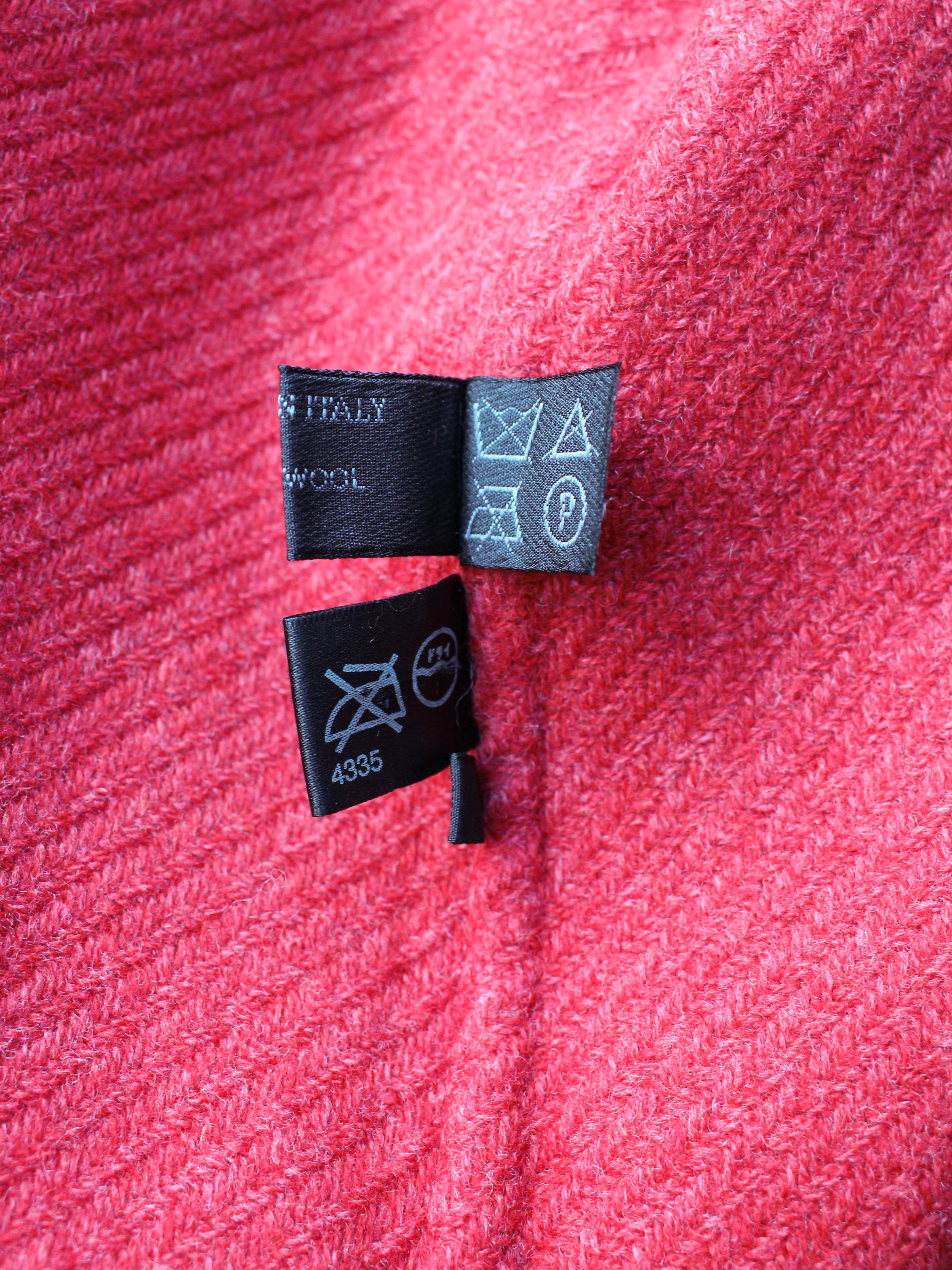 Prada Automne/Hiver 1998 Campagne de défilé Manteau en laine rouge à piqûres ouvertes en vente 15