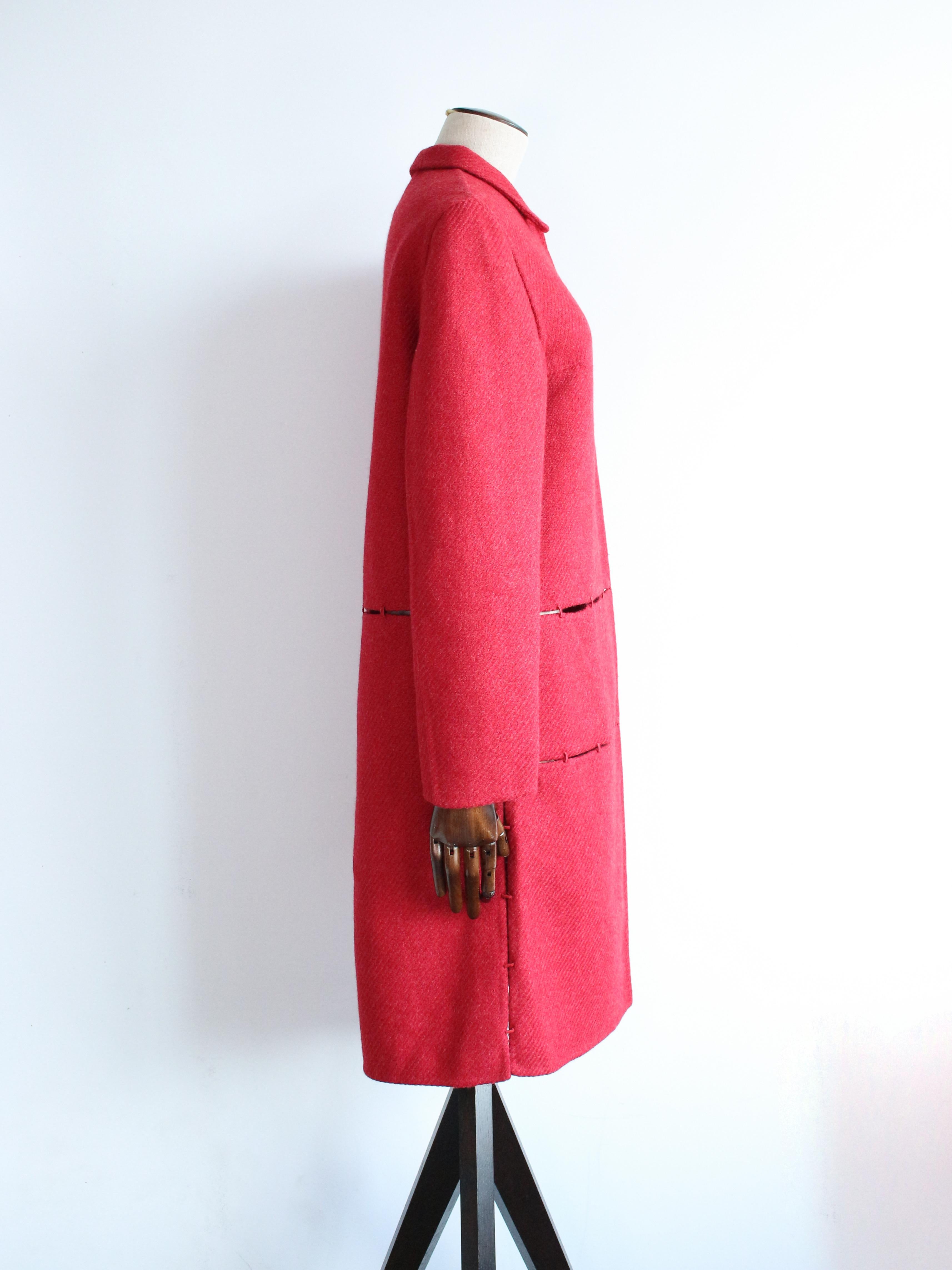 Prada Automne/Hiver 1998 Campagne de défilé Manteau en laine rouge à piqûres ouvertes en vente 1