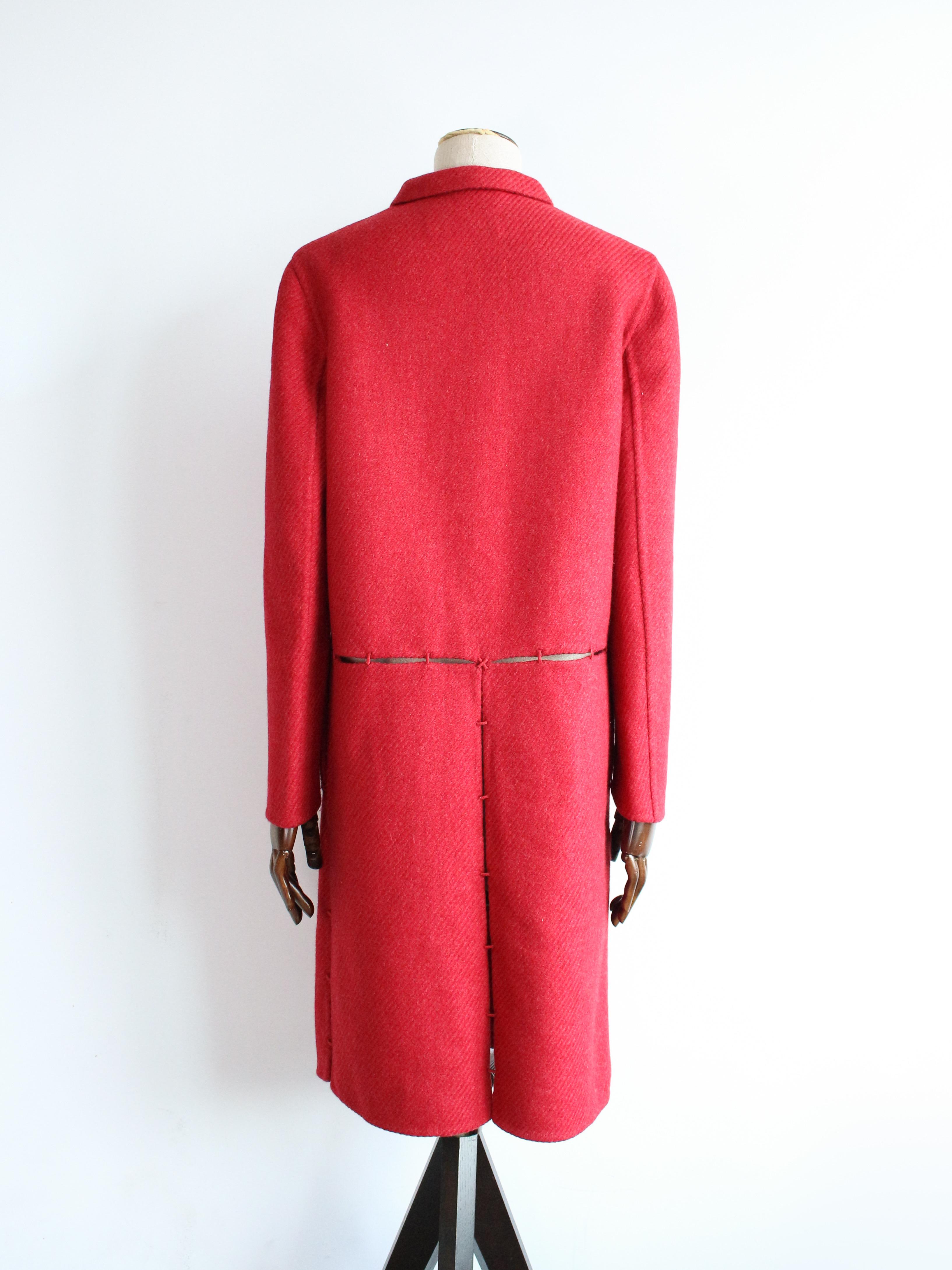 Prada Automne/Hiver 1998 Campagne de défilé Manteau en laine rouge à piqûres ouvertes en vente 2