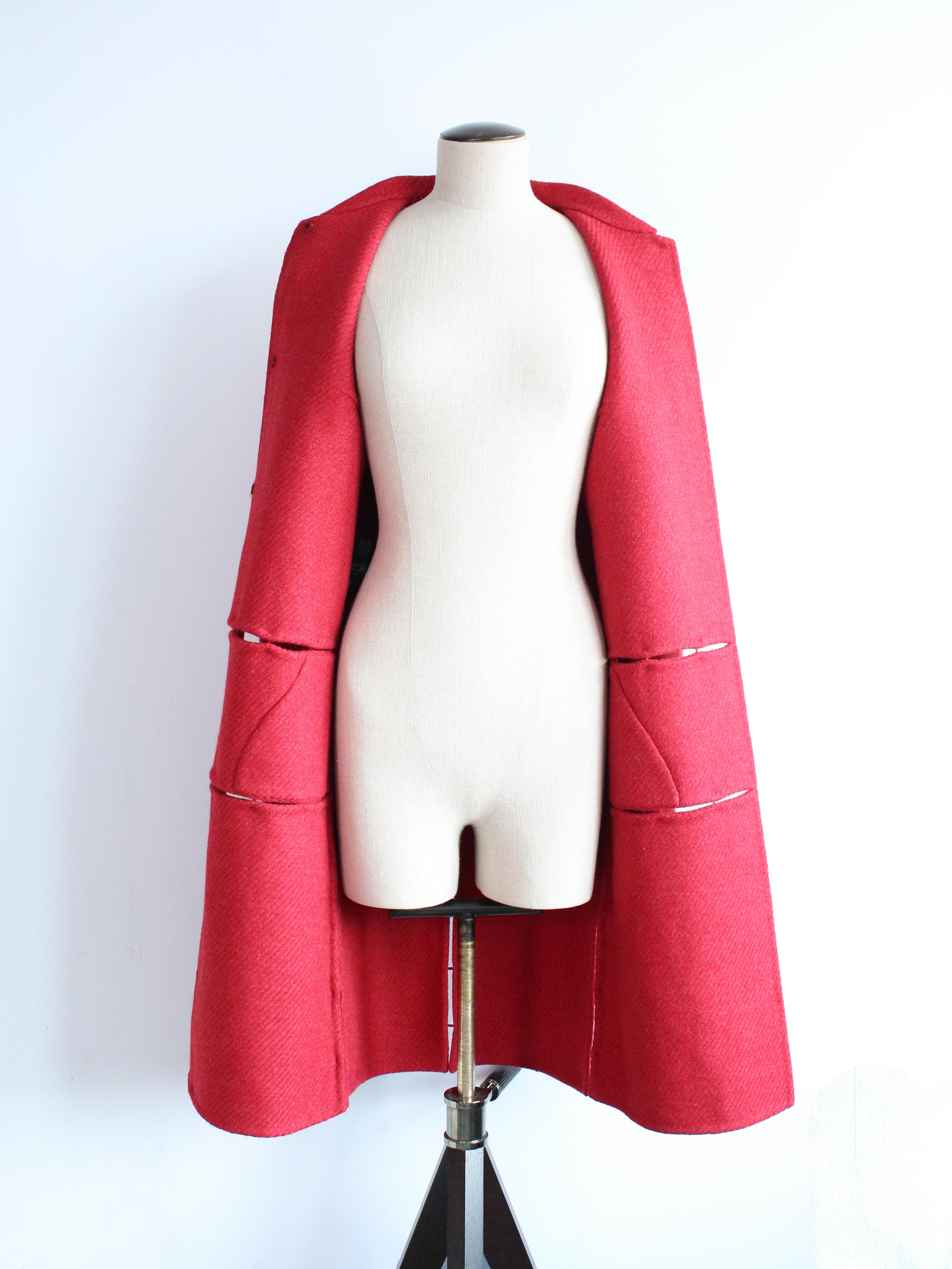 Prada Automne/Hiver 1998 Campagne de défilé Manteau en laine rouge à piqûres ouvertes en vente 4