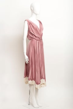 Prada AW 2004 Dokumentierter Laufsteg Trompe L'Oeil Plisseekleid Rosa Bedruckte Seide