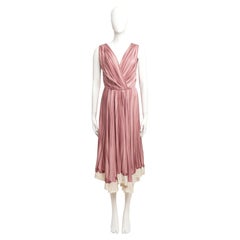Prada AW 2004 Dokumentierter Laufsteg Trompe L'Oeil Plisseekleid Rosa Bedruckte Seide