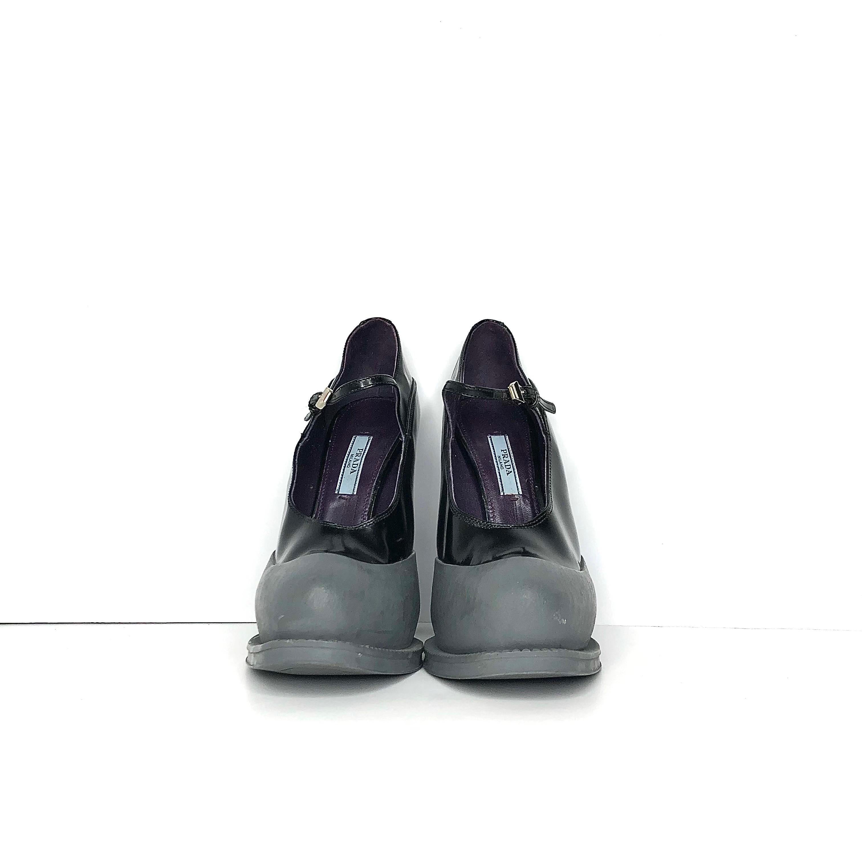 Prada AW2012 Laufsteg Moira Rose Maryjane Gummi Cap Toe Absatz Pumps 38.5 Damen im Angebot