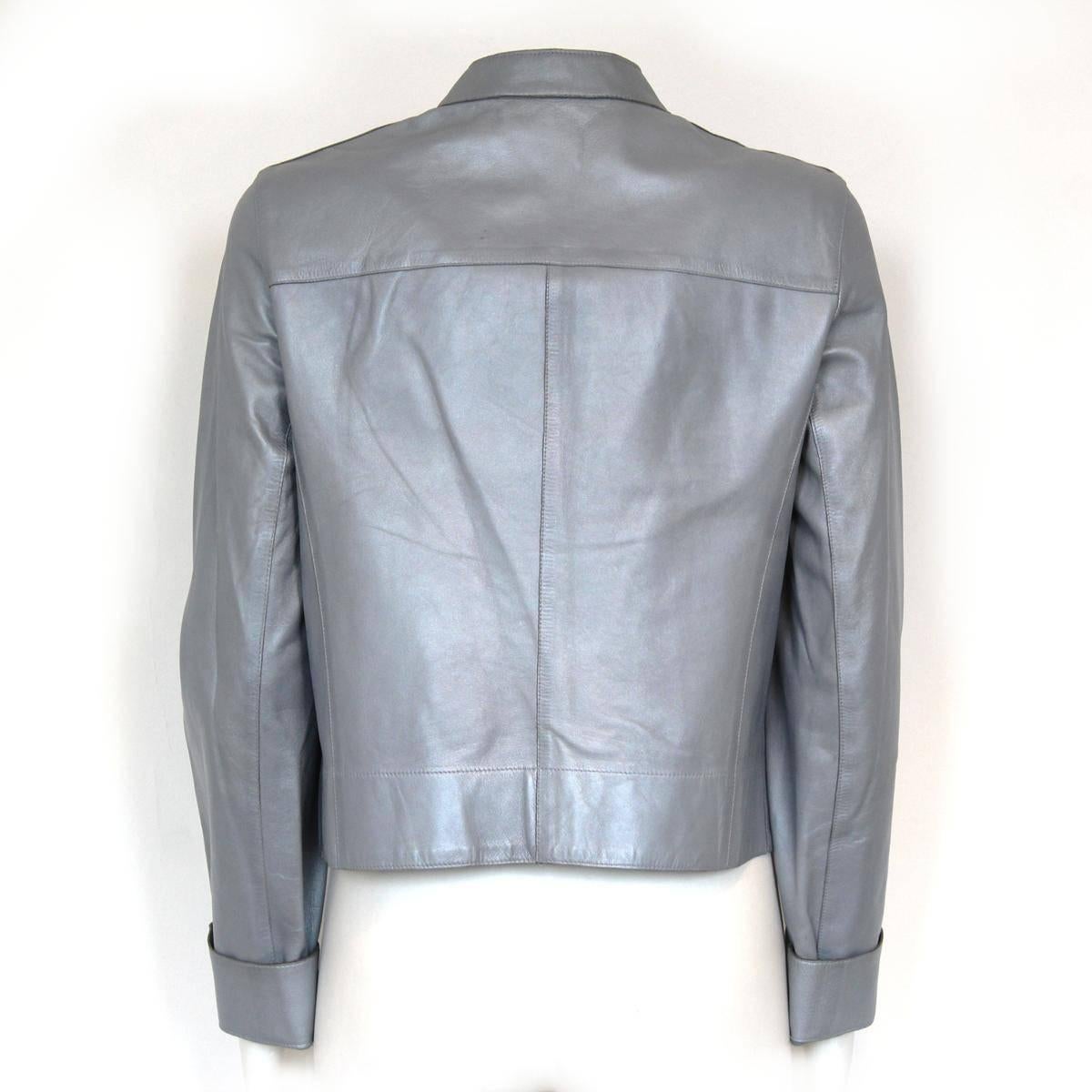 Stunning and classy Prada jacket
Leather
Azure perlage color
Central zip closure
two pockets
Lengt shoulder / hem cm 47 (18.5 inches)
Fast international shipping included in the price