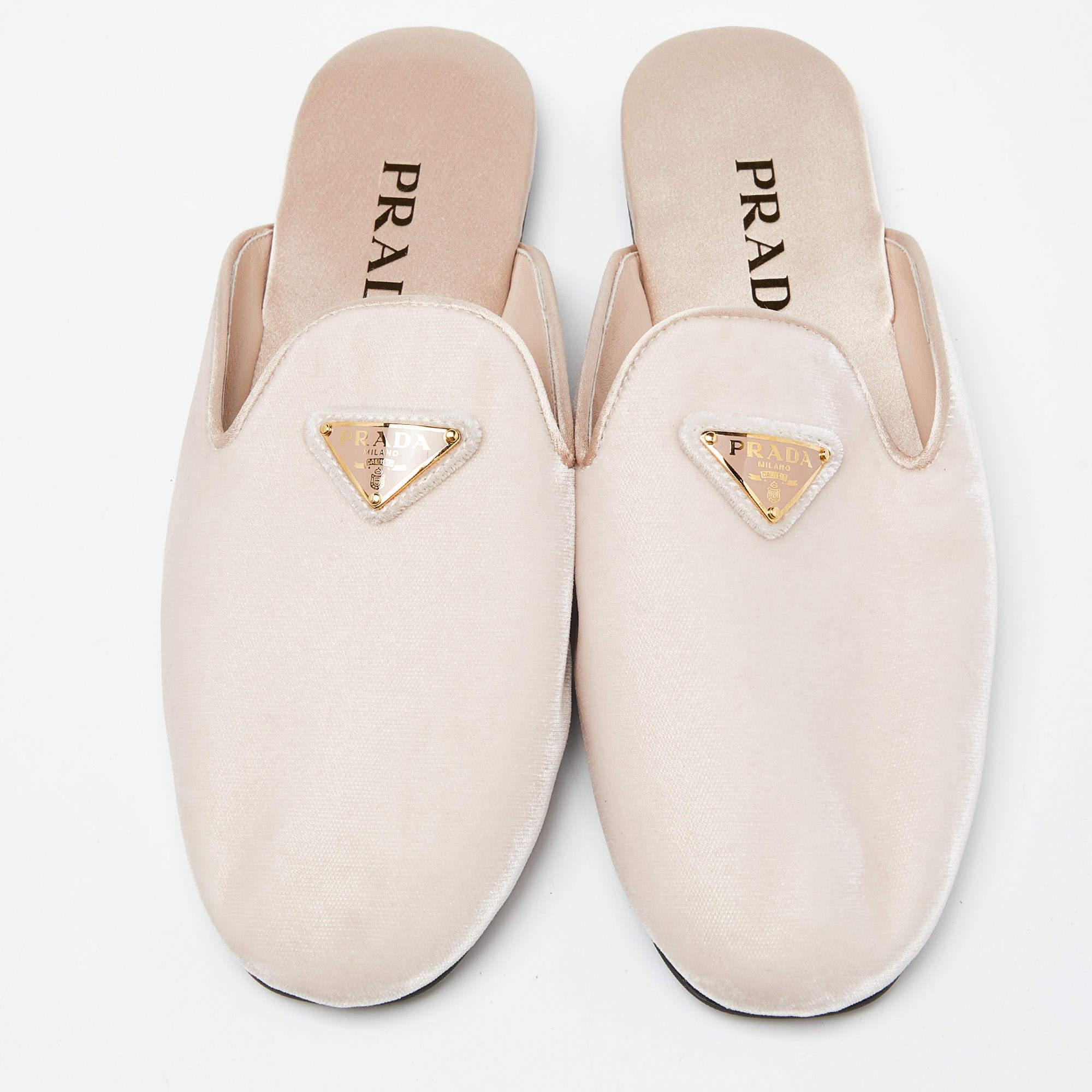 Create effortless styles with these Prada flat mules. Made of quality materials, they are designed to elevate your OOTD and keep you in comfort all day long.


