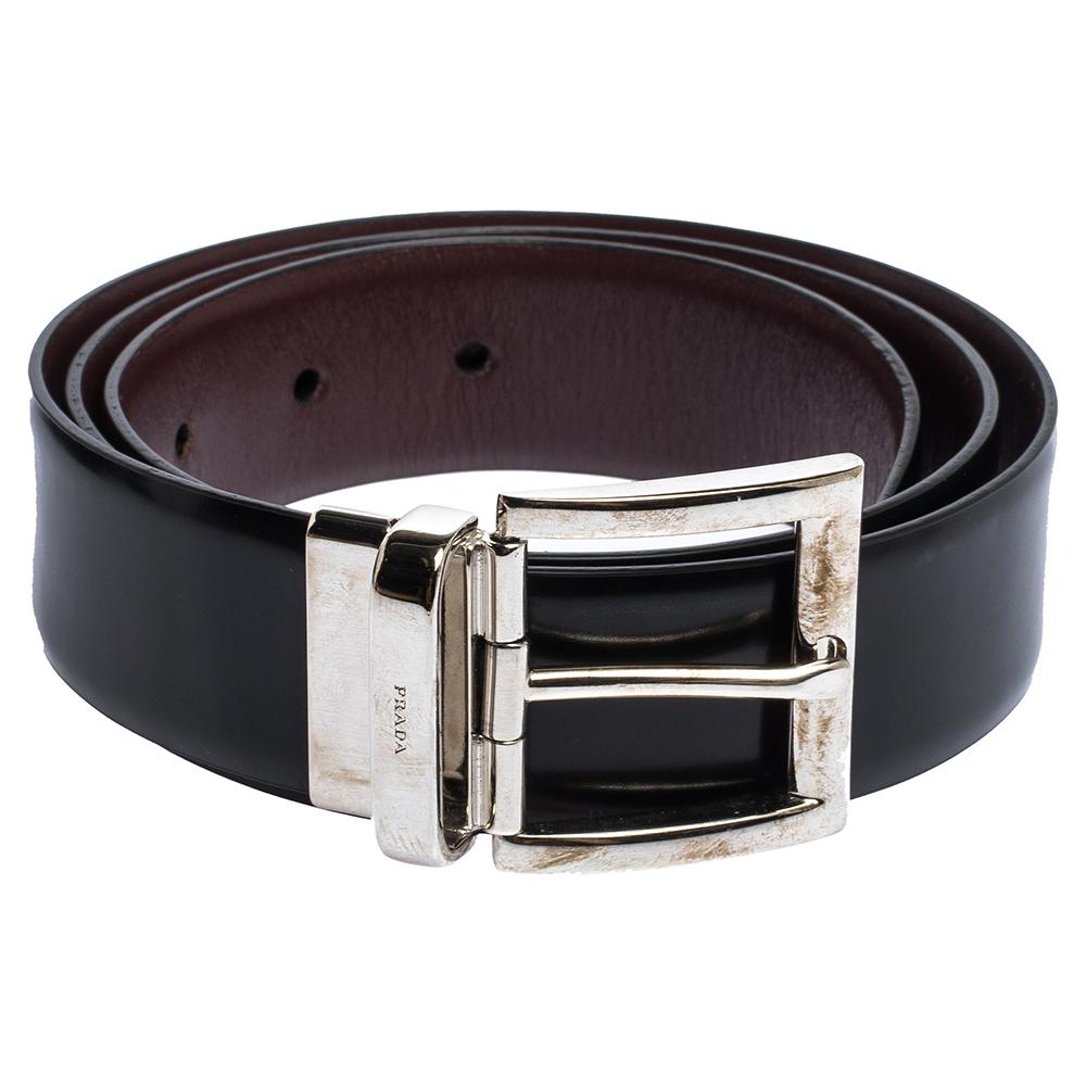 Add the luxury touch to your accessory collection with this buckle belt from Prada. It comes made from black leather and is designed with a pin buckle made from silver-tone metal and detailed with signature engravings on the metal loop. Grab it