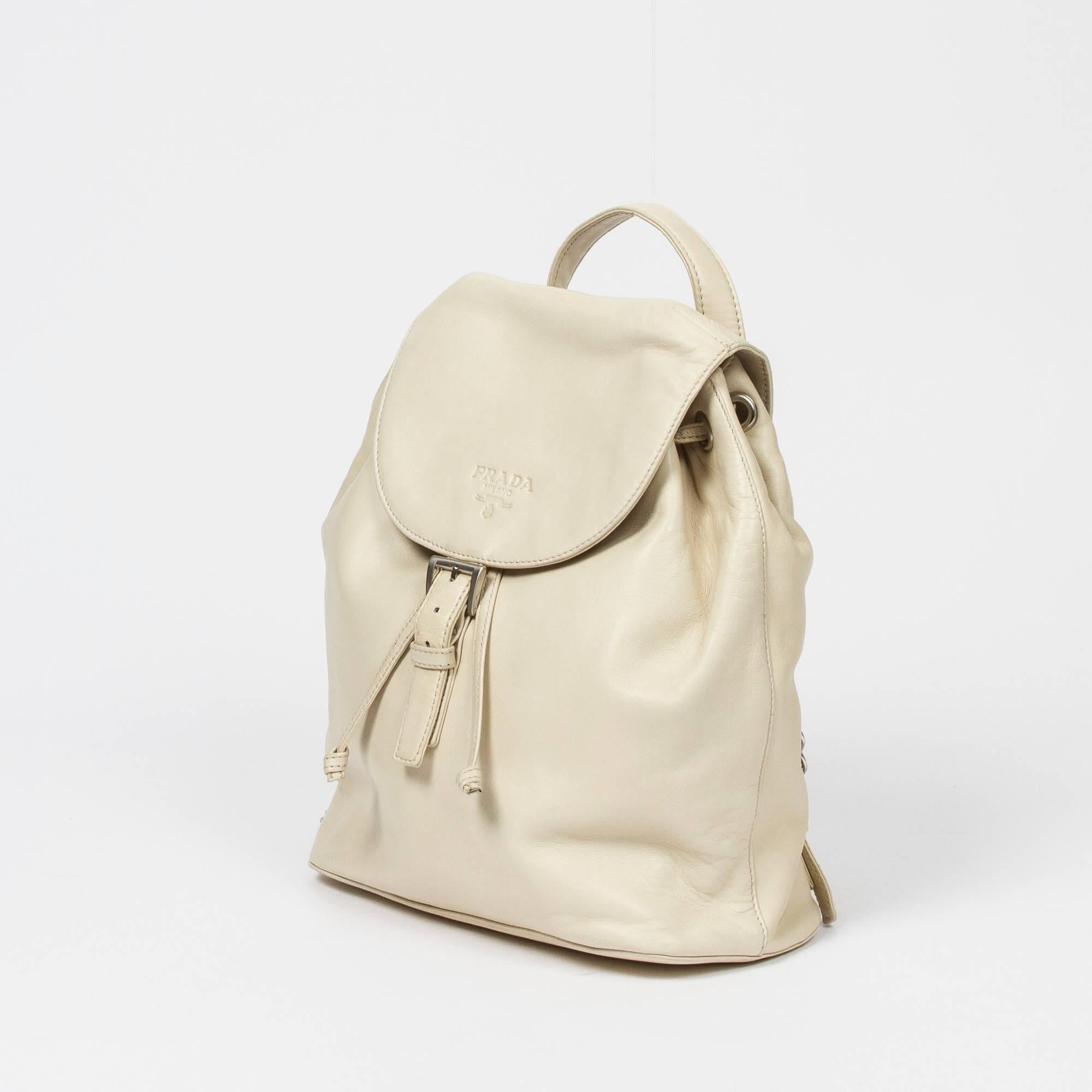 Backpack in Ivory calf leather, with Chain Interlaced With Ivory Leather, silver hardware. Excellent condition.
