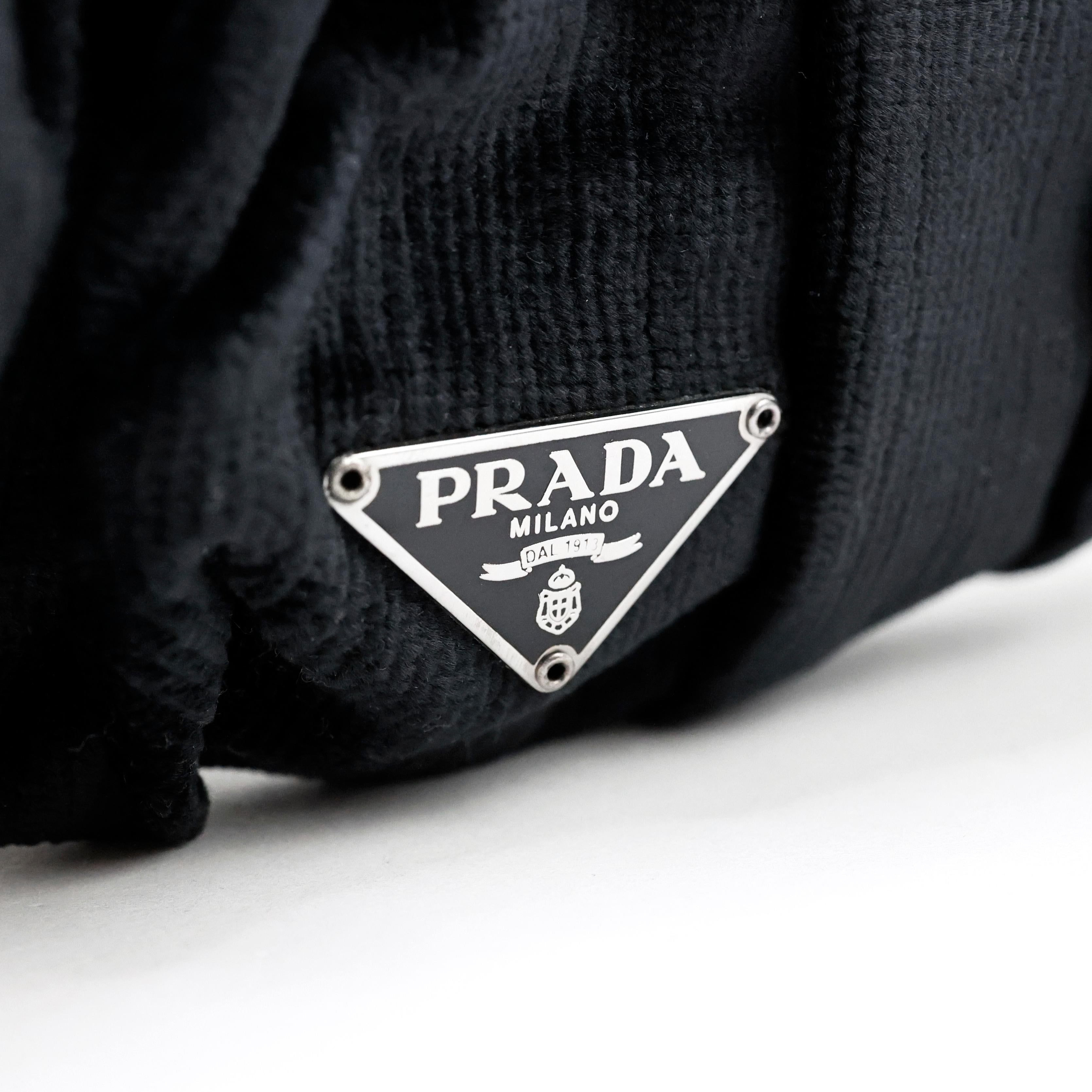 Sac Prada en velours brodé et soie noire Excellent état - En vente à Bressanone, IT