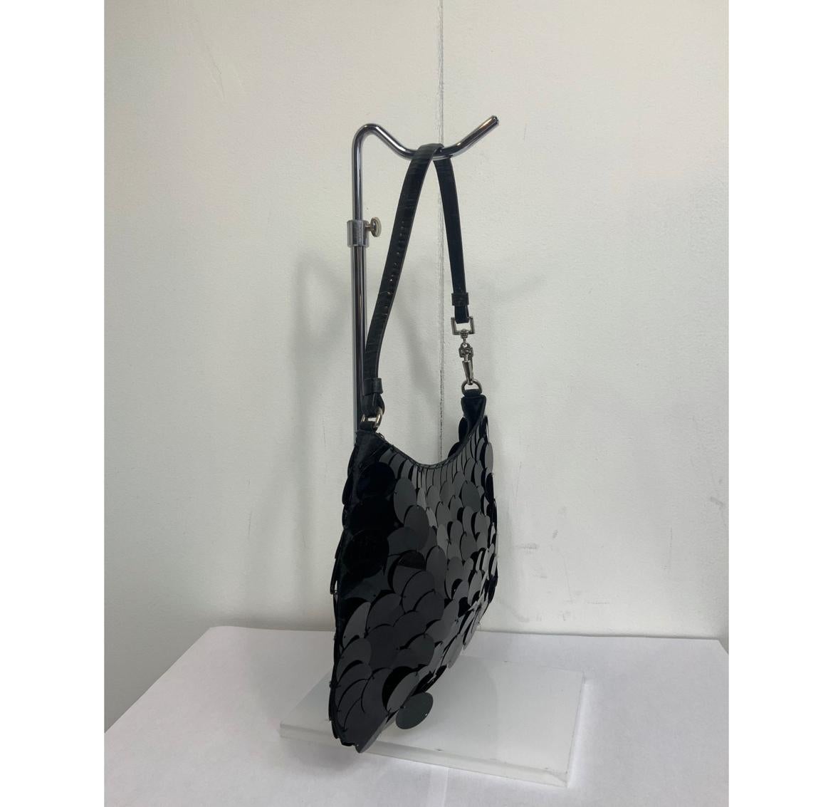 Borsetta Prada. Handbag.
In paillettes nere. Presentano segni di utilizzo, una paillettes è rotta.
Manico in pelle segnato come da foto.
Hardware argentato.
Chiusura tramite clip magnetica.
Interni in tessuto nero.
Presenta tasca interna.
Altezza 18