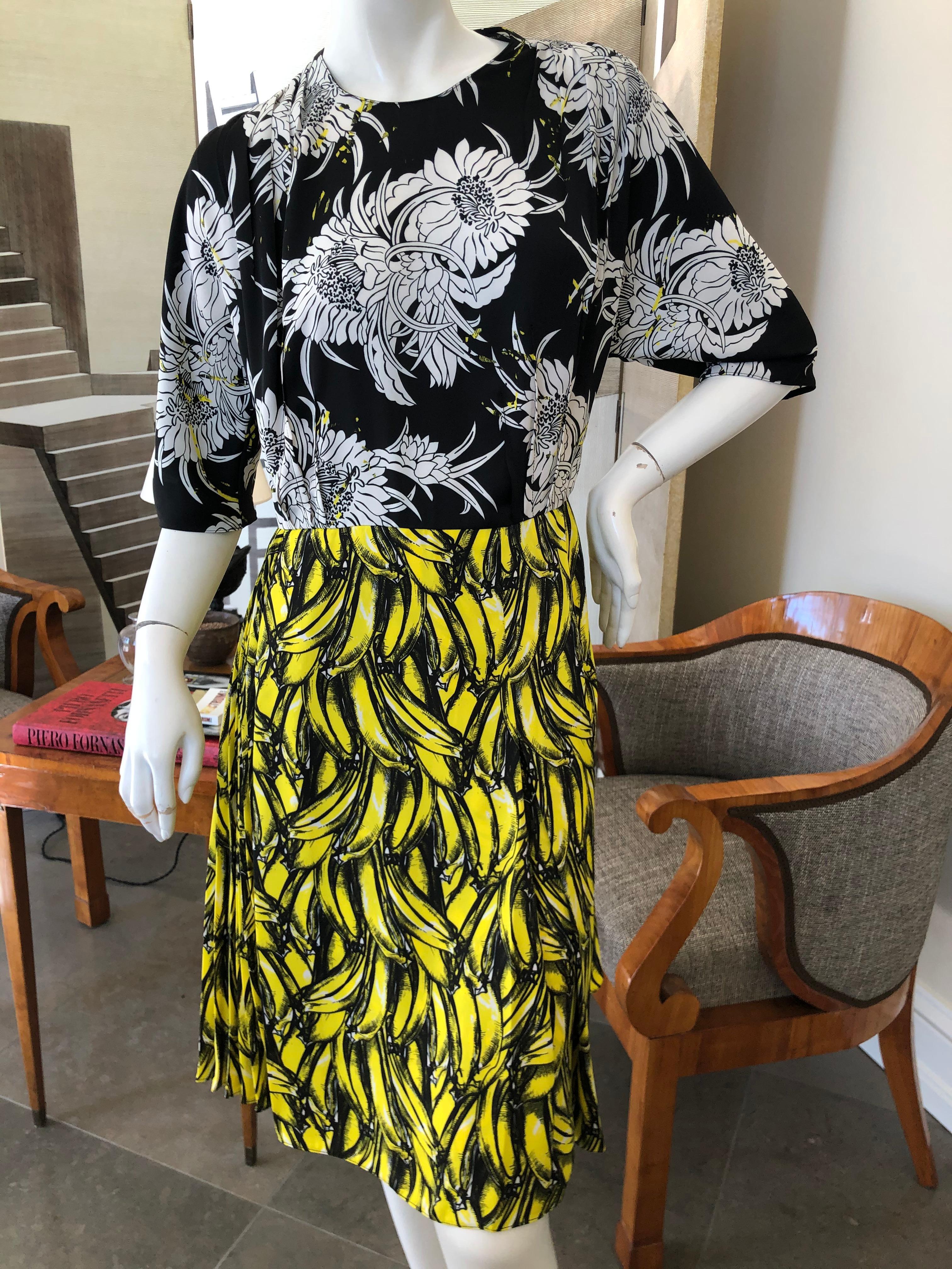 Prada Banana and Dahlia Print Dress with Pleated Accents A/W 2018.
There is no size tag, appx Size 42-44
Bust 38