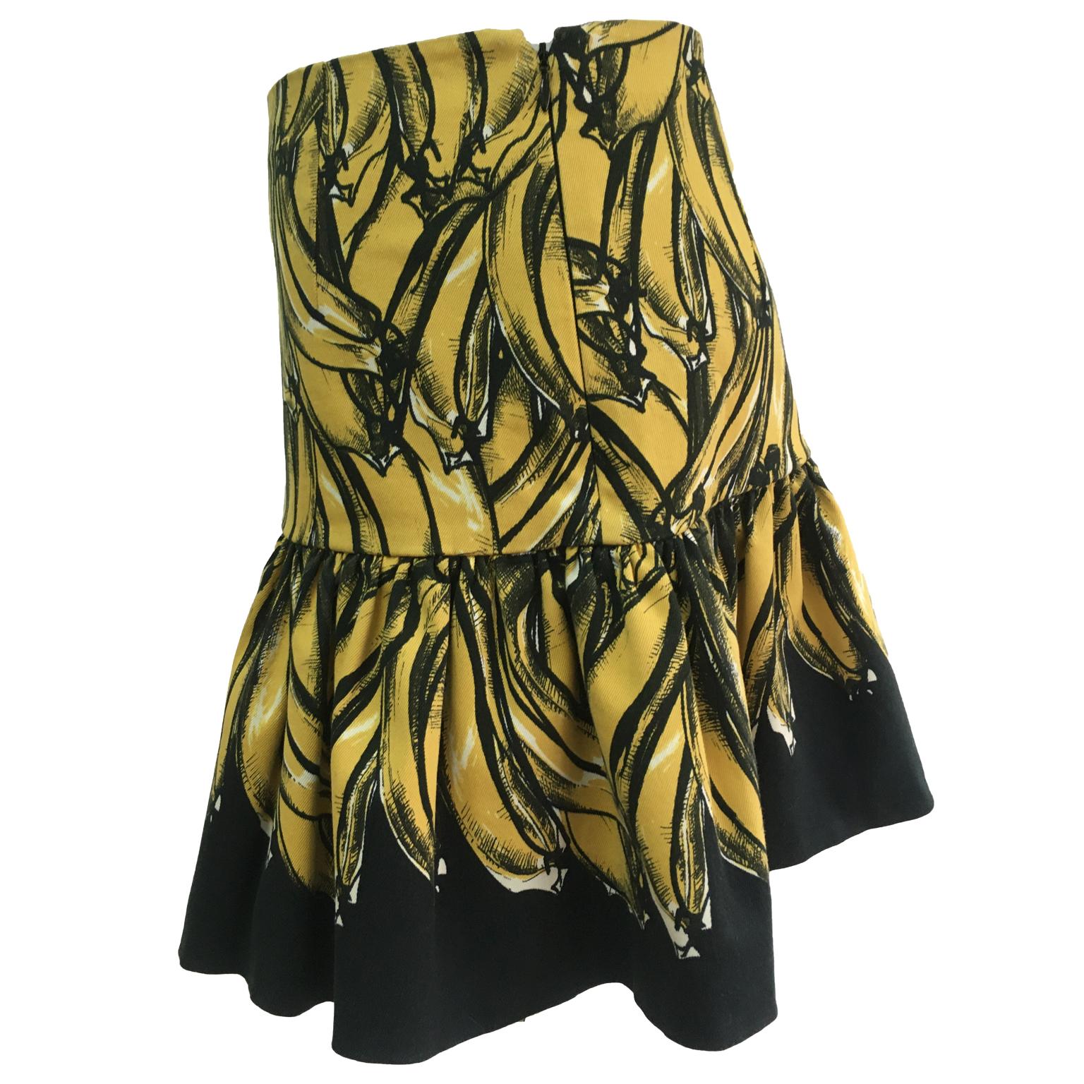 Iconic Prada banana skirt from SS 2011. 
Size 40 IT.
Measurements :
Length : 40.5 cm
Waist : 82 cm
