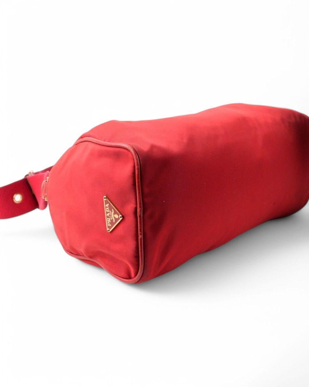 Donna Prada Bassotto MM Nylon Rosso in vendita