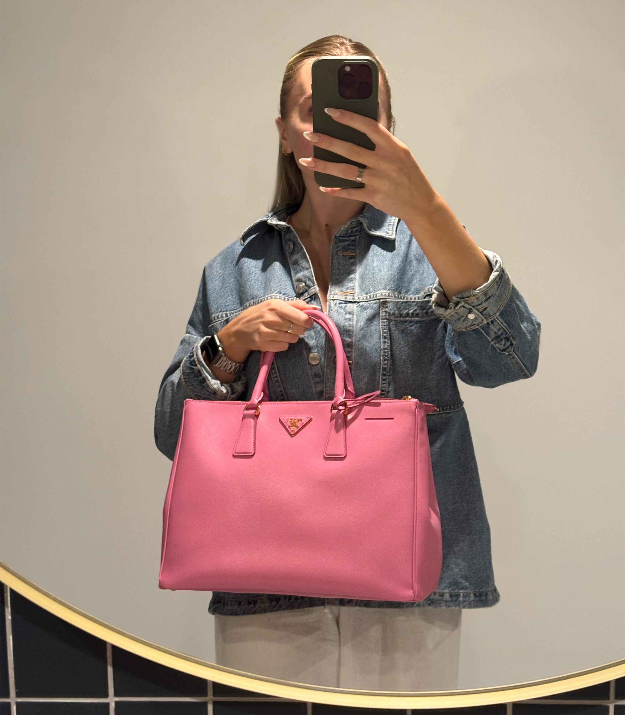 Prada Begonia Saffiano Lux Pelle Grande Galleria Tote

Dettagli del prodotto
Xupes Ref: CB1500
Marchio: Prada
Model No: Tote Galleria grande
Tipo: Tote
Numero di serie: 7
Età: 2012
PREZZO DI VENDITA: 3.700 EURO
Accompagnato da: Sacchetto antipolvere