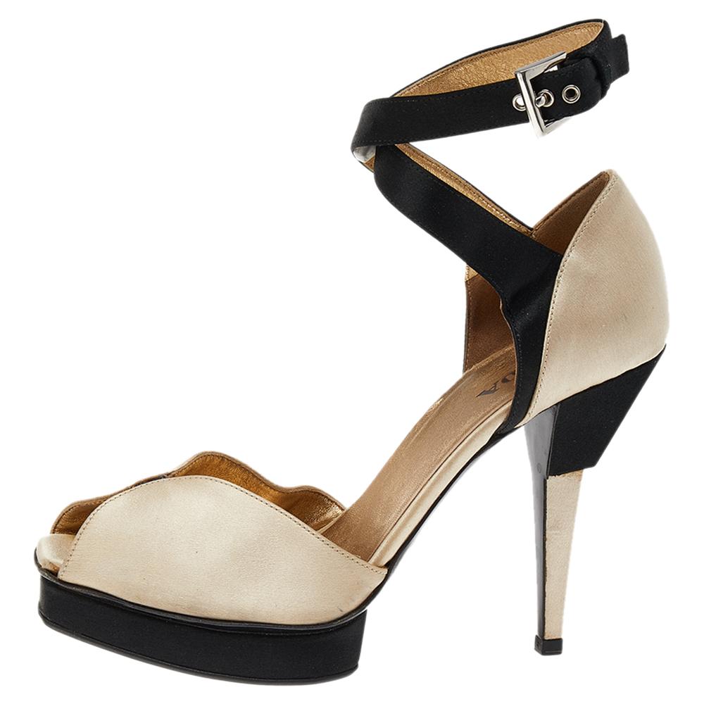 Wear these sandals when you go out and enjoy the attention it gets. This beige & black pair is crafted with soft satin that lends ultimate comfort. Flaunt these fabulous sandals from Prada as you step out in style. Transform into a style diva with