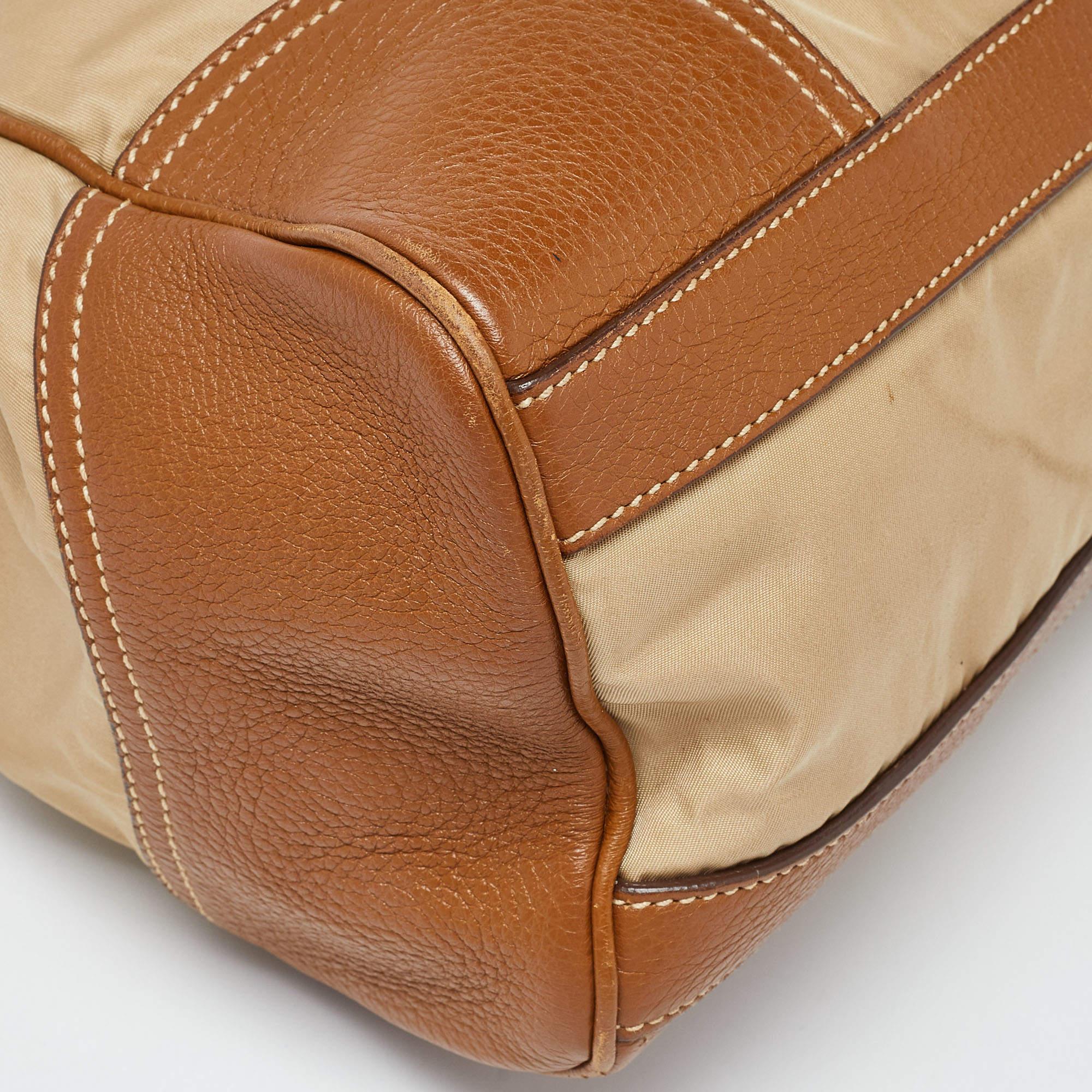 Marron Sacoche en cuir et nylon beige/brun avec logo Prada en vente