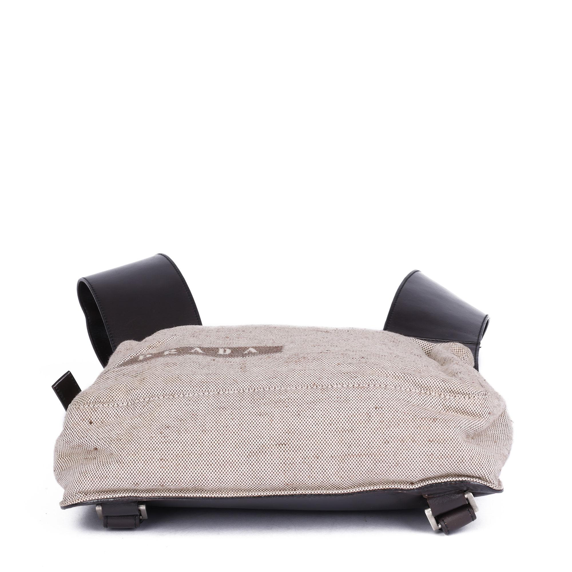 PRADA
Beige Canvas & Braunes Leder Vintage Chest Rig Backpack

Xupes Referenz: CWAHF-HB017
Seriennummer: 135
Alter (ca.): 1999
Details zur Authentizität: Datumsstempel (Made in Italy)
Geschlecht: Unisex
Typ: Rucksack

Farbe: Braun:: Beige
Hardware: