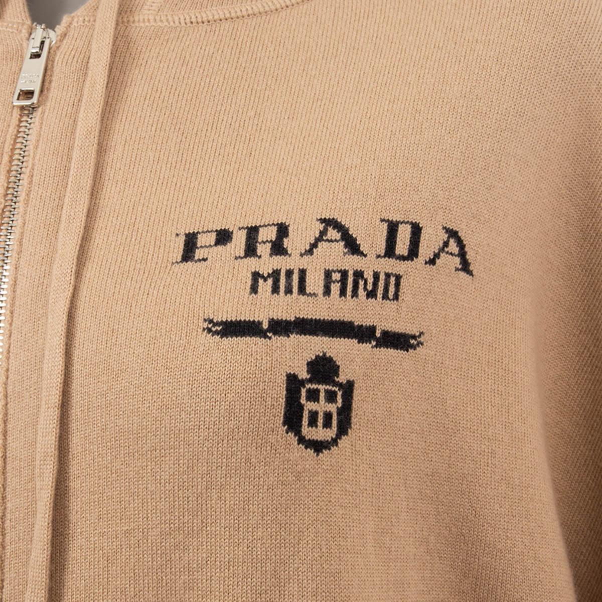 PRADA beige cashmere INTARSIA LOGO ZIP FRONT HOODED Cardigan Sweater 38 XS In Excellent Condition For Sale In Zürich, CH