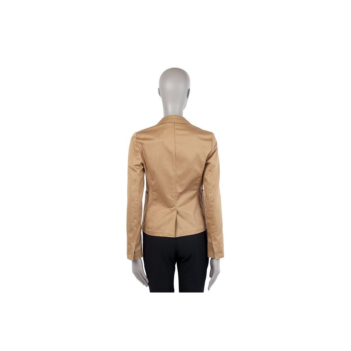 100% authentic Prada classic blazer in ochre cotton (98%) and the refiners (2%). With notch collar and three front patch pockets. Closes with three front horn buttons and invisible button on the cuffs. Sleeves lined in ochre satin fabric. Has been