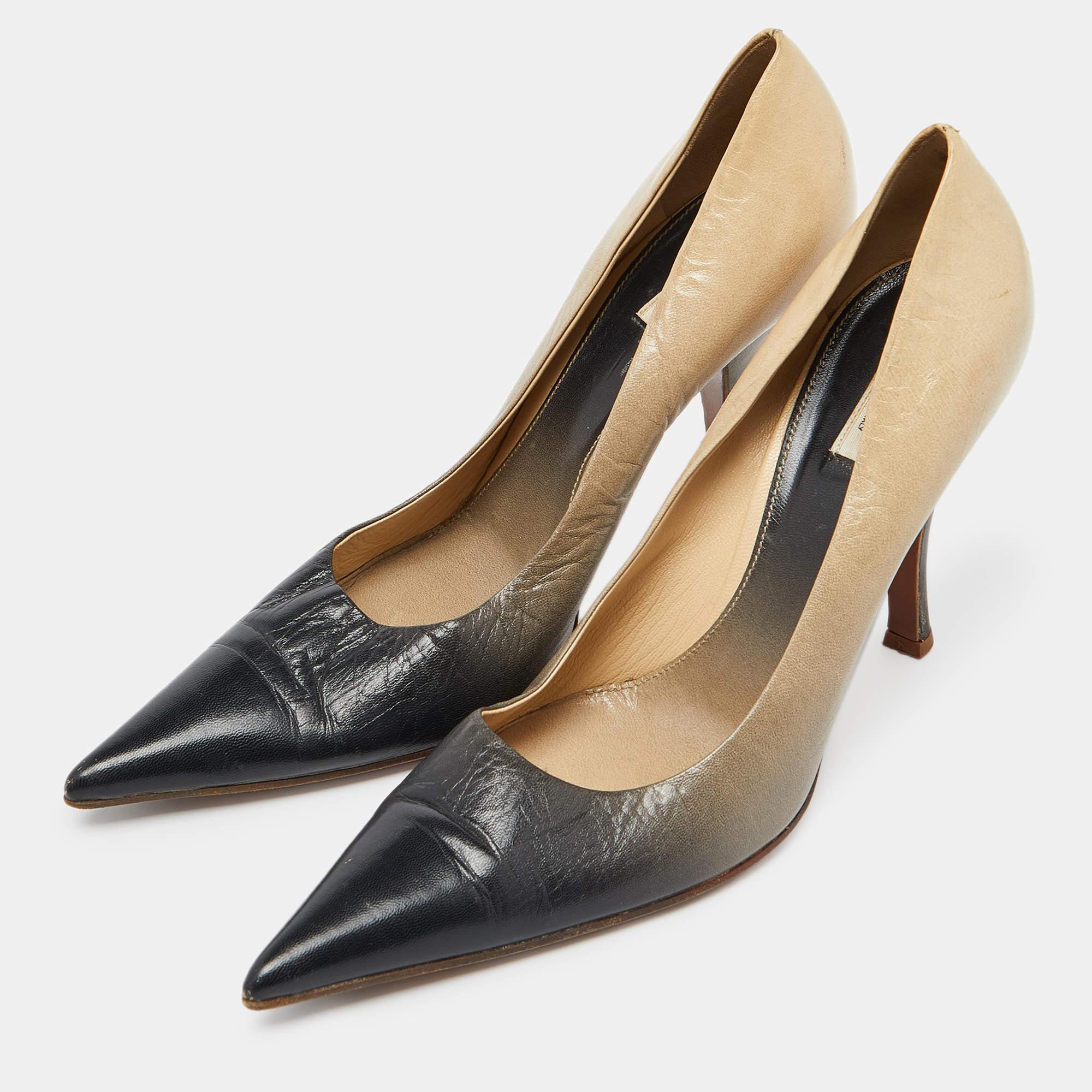 Faites preuve de chic avec ces escarpins de créateur. Ils présentent des talons robustes et des semelles durables, parfaits pour vos sorties à la mode.
