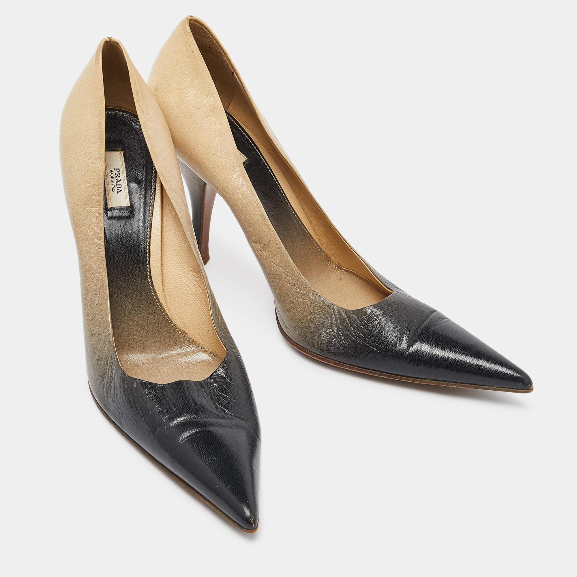Prada - Escarpins à bout pointu en cuir beige/gris - Taille 38,5 Bon état - En vente à Dubai, Al Qouz 2