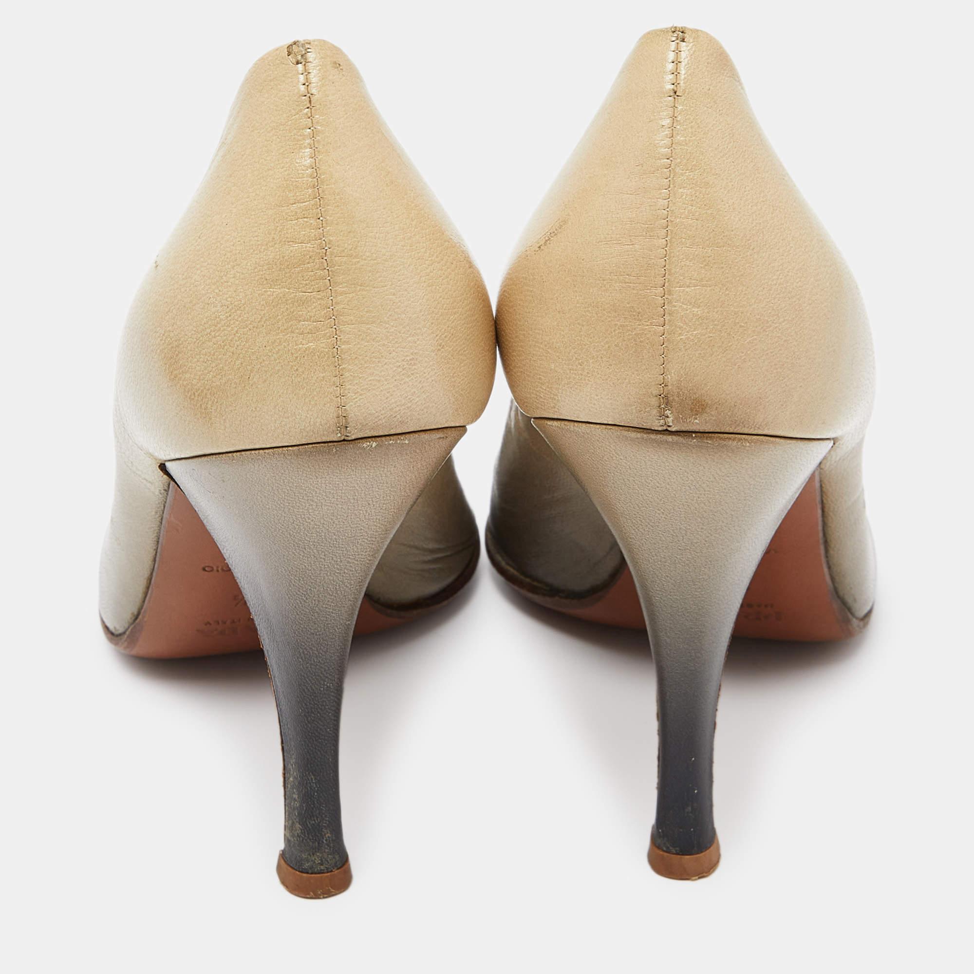 Prada - Escarpins à bout pointu en cuir beige/gris - Taille 38,5 Pour femmes en vente
