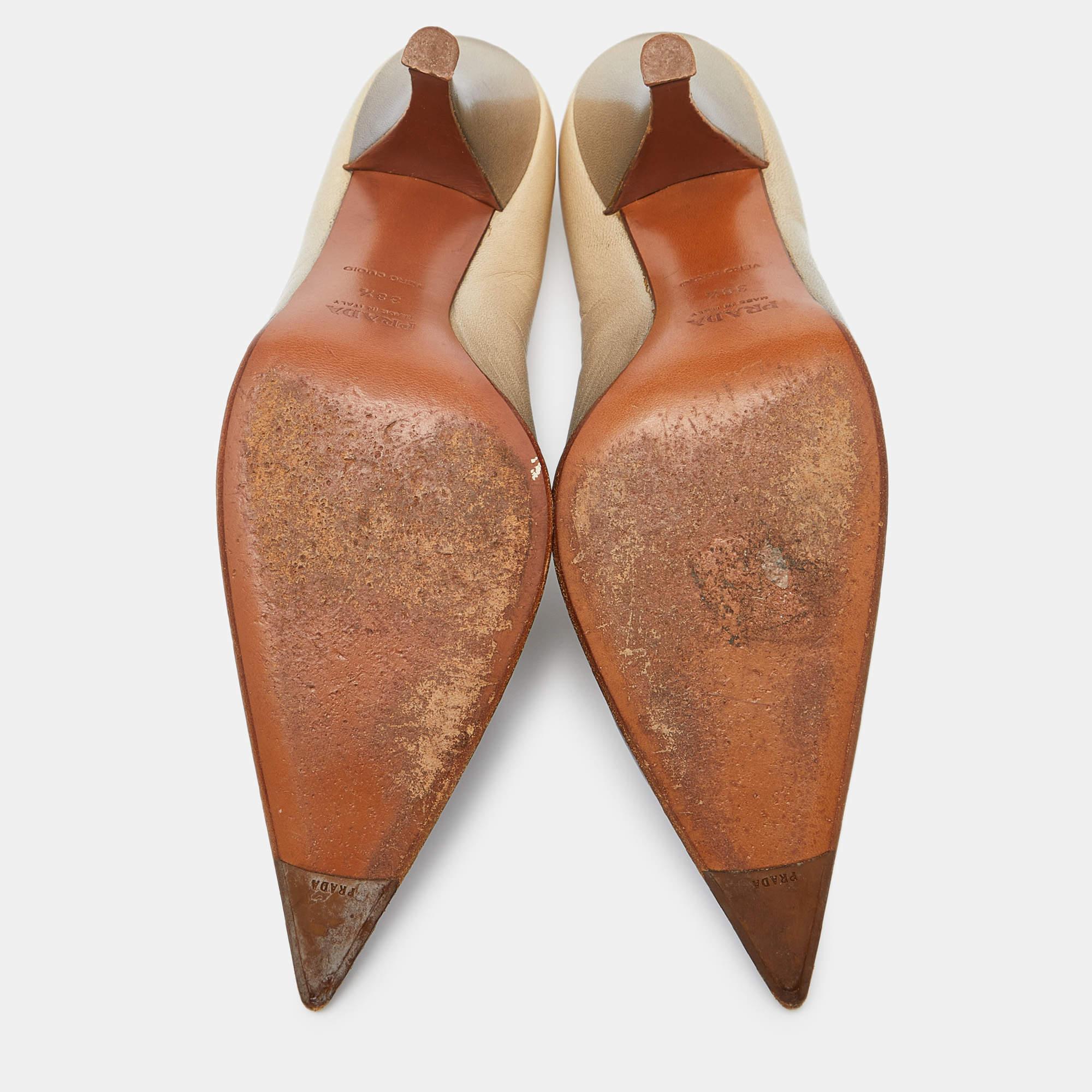 Prada - Escarpins à bout pointu en cuir beige/gris - Taille 38,5 en vente 1