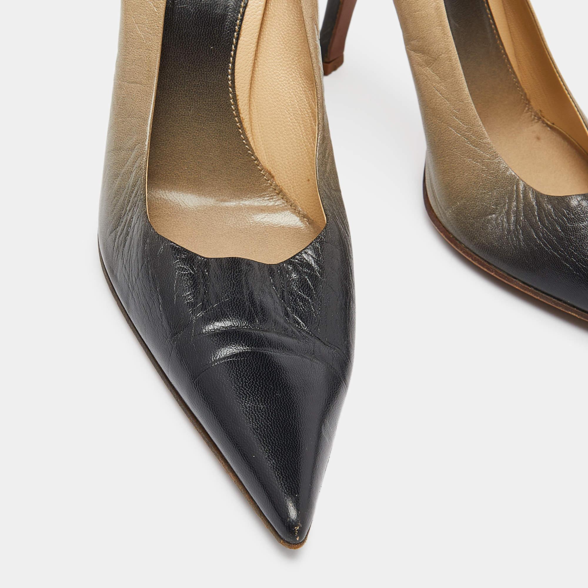 Prada - Escarpins à bout pointu en cuir beige/gris - Taille 38,5 en vente 2