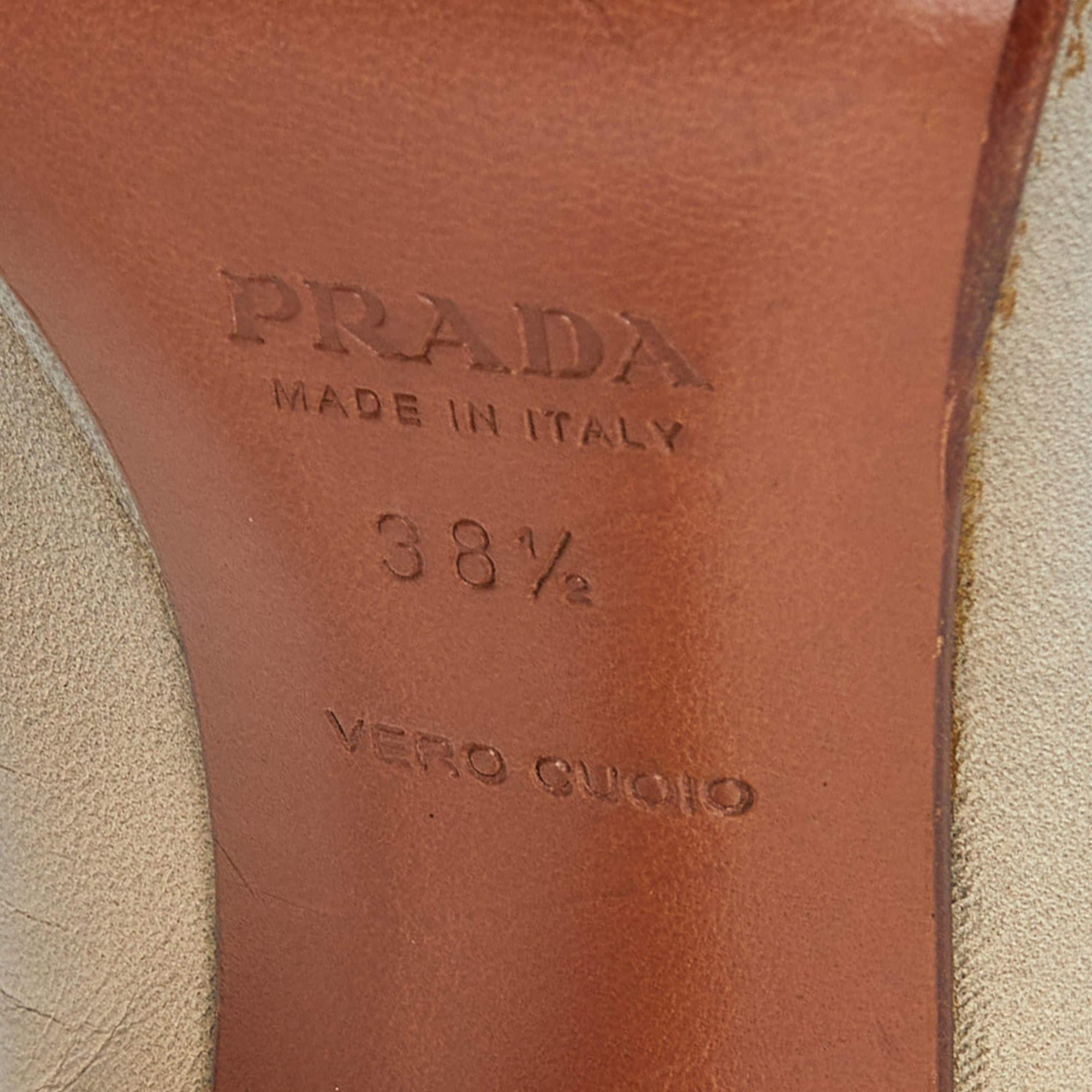 Prada - Escarpins à bout pointu en cuir beige/gris - Taille 38,5 en vente 3