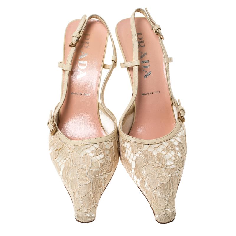 Este par de sandalias de Prada te dejarán como una diva. Están confeccionados en satén beige y encaje con adornos de piel y montados con puntera afilada y tacón de 9 cm. Añade un toque de feminidad a tu armario calzándote este par de sandalias.

