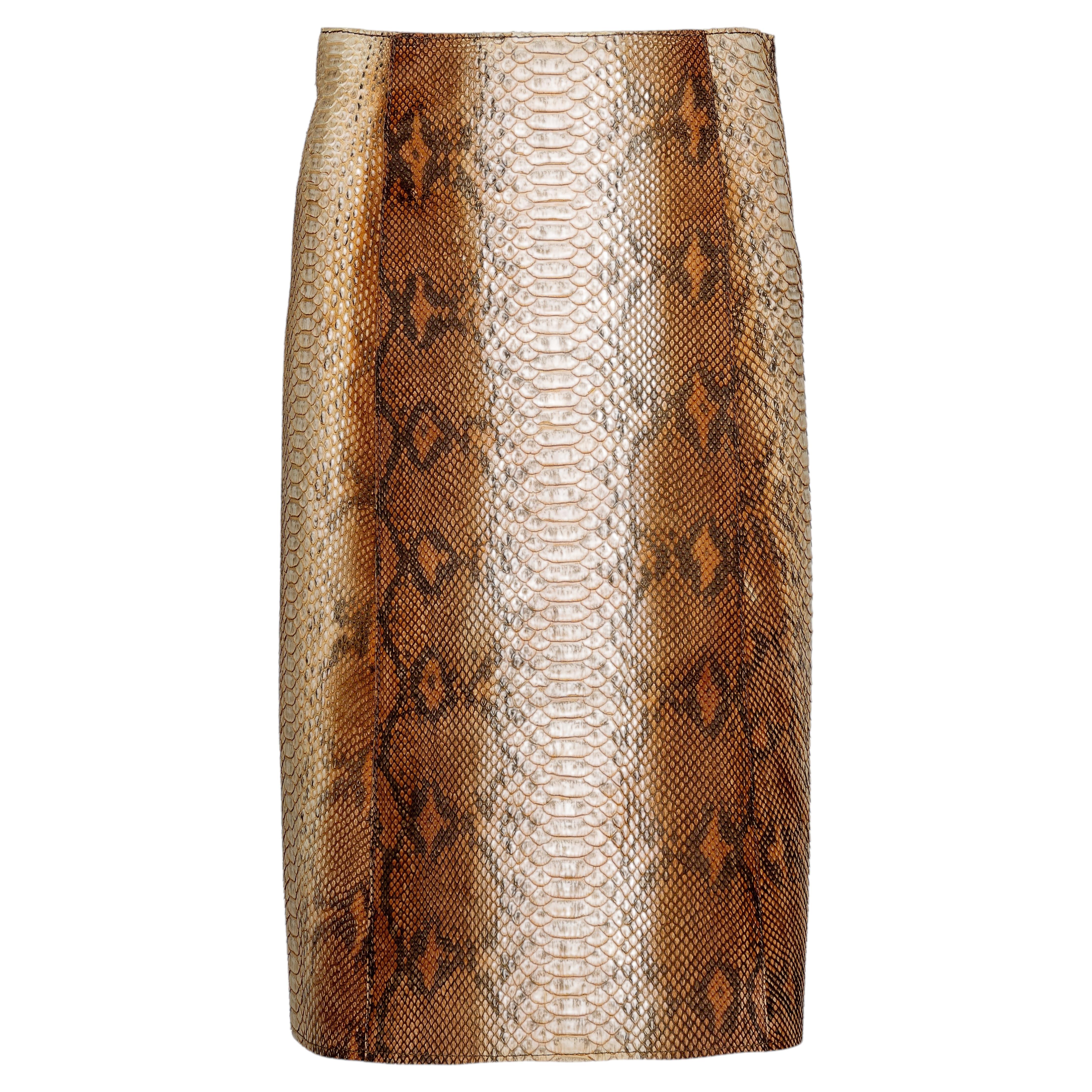 Falda de corte en A de cuero beige de Prada