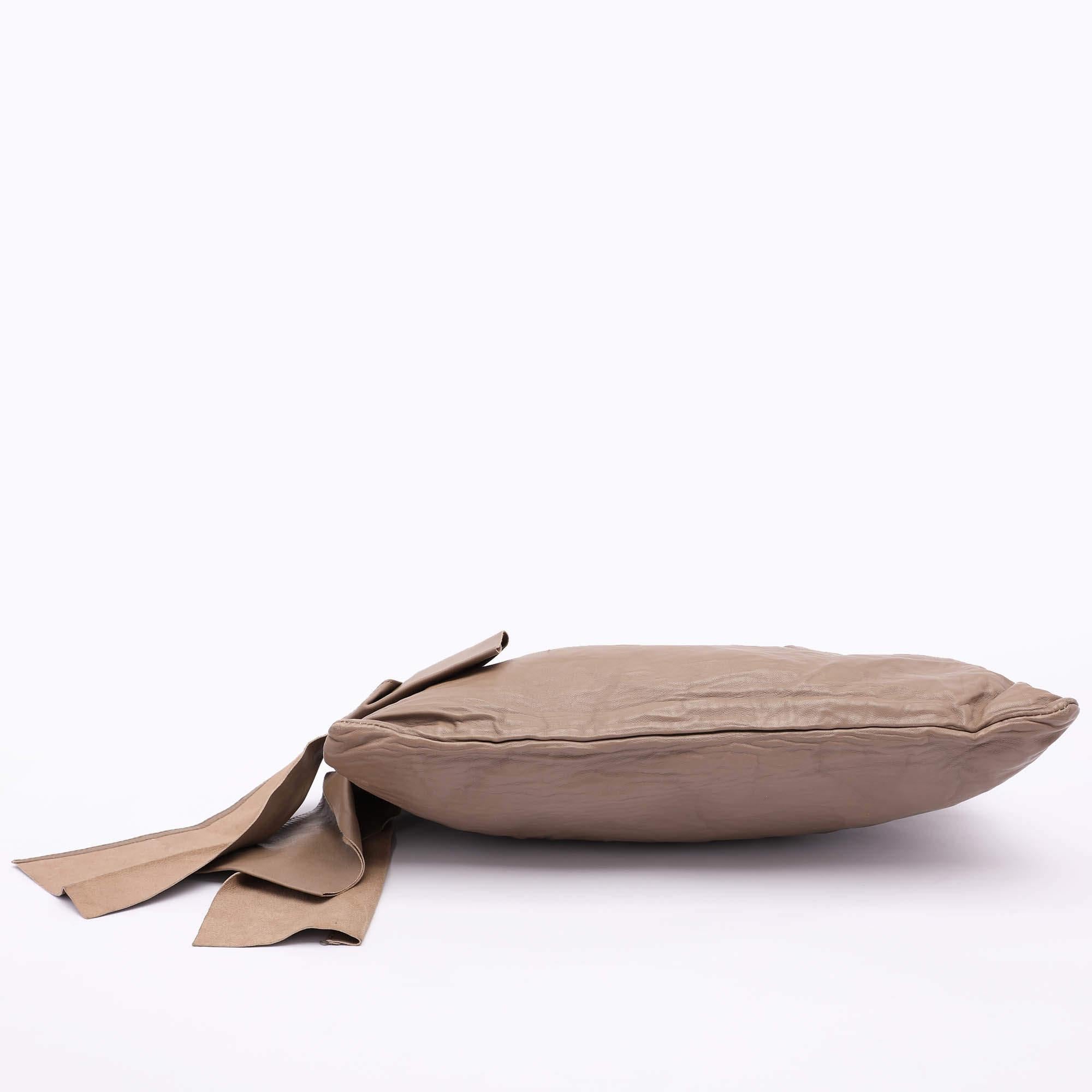 Prada Beige Leather Bow Clutch For Sale 3