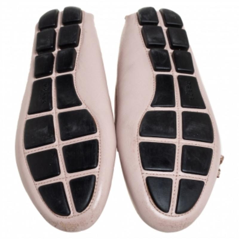 Nail every casual look with this pair of loafers from Prada. Meticulously crafted from leather, they feature a bow and brand label detailing on the vamps and leather-lined insoles. The loafers are completed with rubber-detailed outsoles.