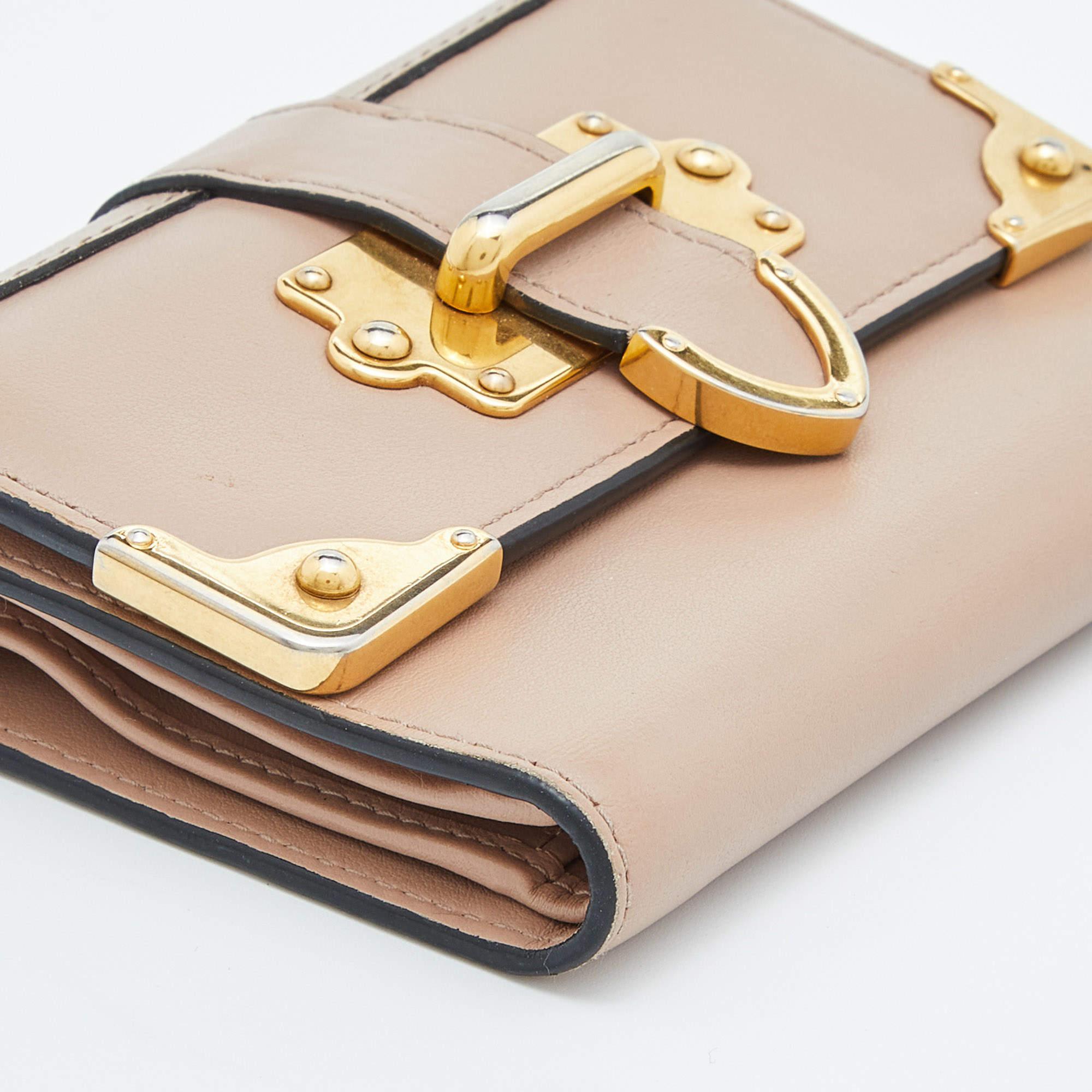 Prada - Portefeuille cahier à trois volets en cuir beige Pour femmes en vente