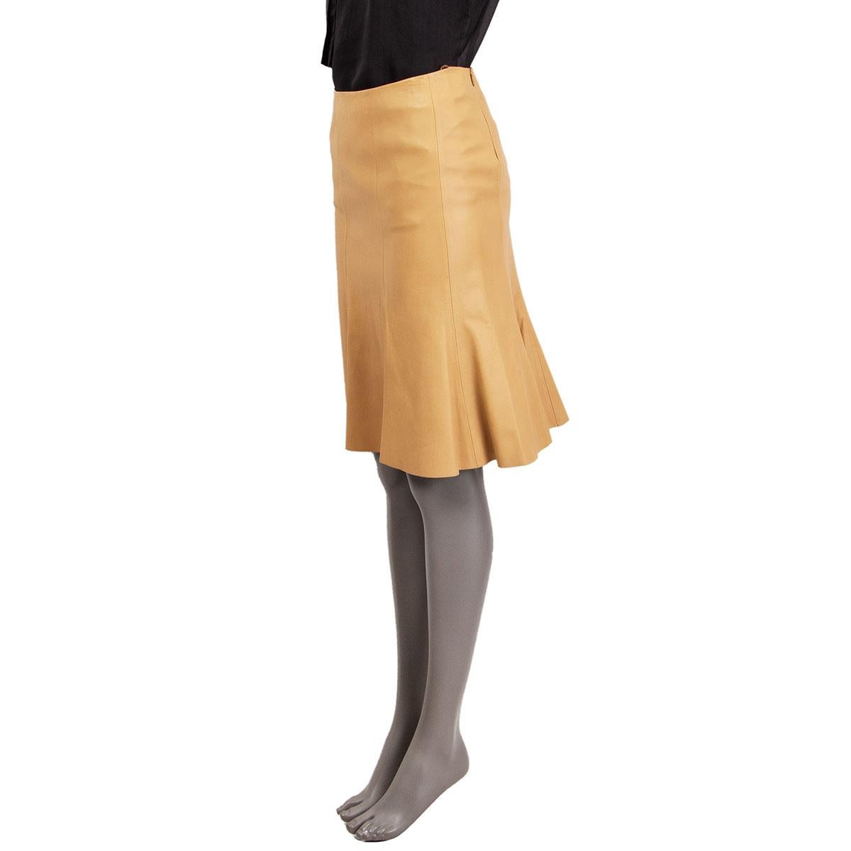 100% authentic Prada Flared Skirt in beige lambskin leather (100%). Closes with a concealed zipper on the back. Lined in beige cupro (100%). Has been worn and is in excellent condition.

Tag Size 40
Size S
Waist 72cm (28.1in)
Hips 86cm