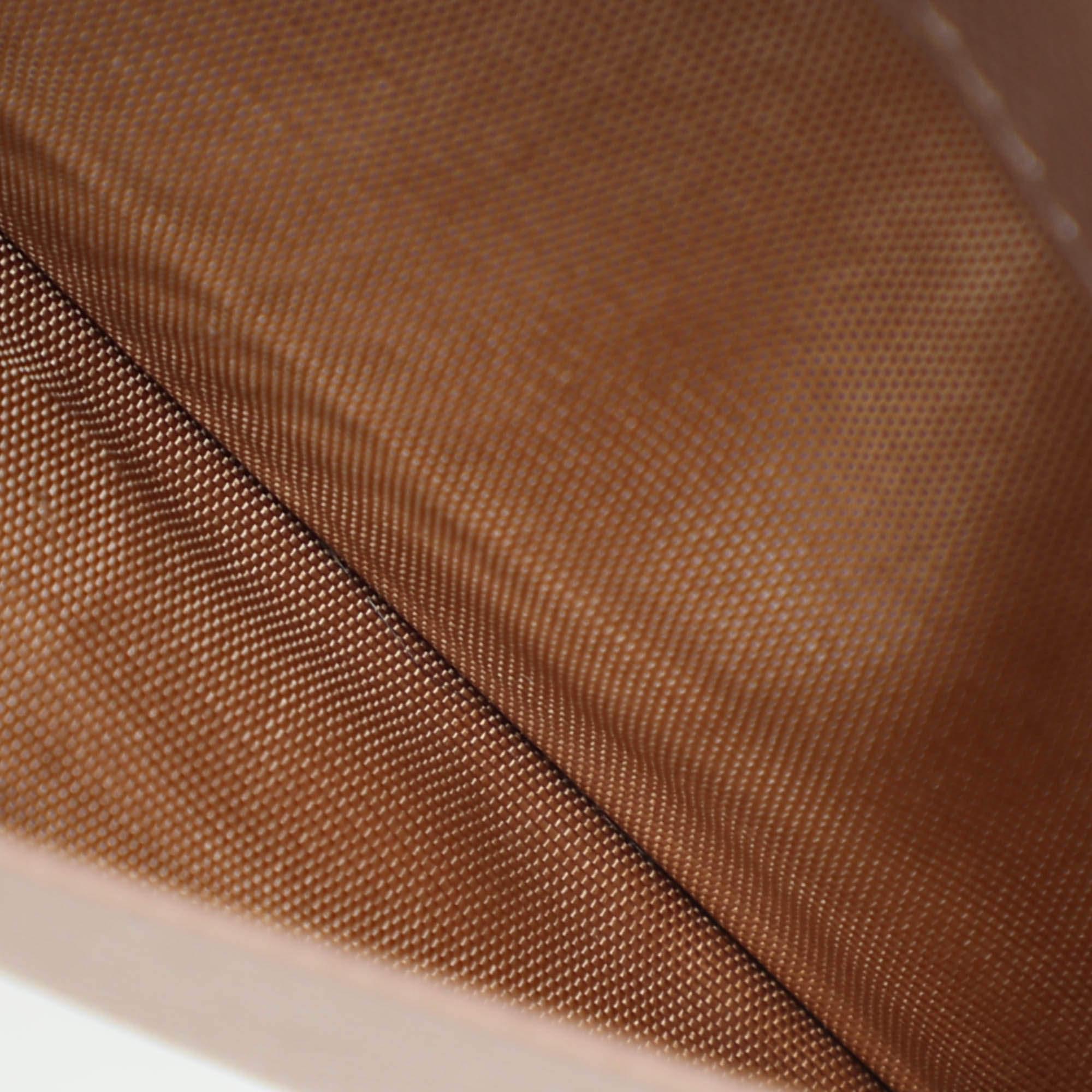 This Prada coin purse is conveniently designed for everyday use. Crafted from beige leather the purse has a flap closure and a front brand logo.