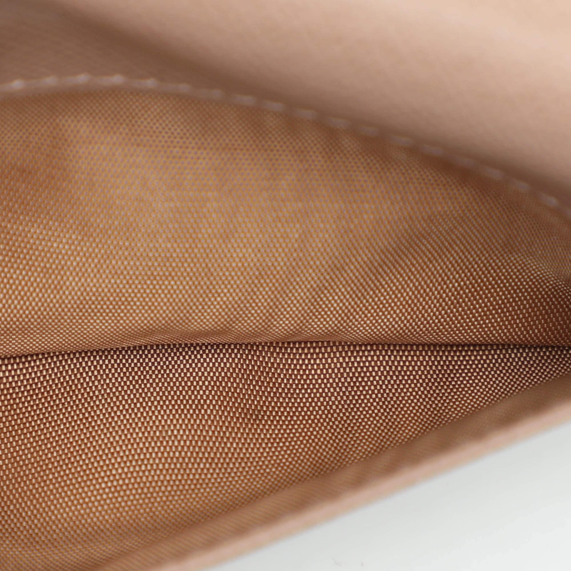 Prada Beige Leather Logo Coin Purse In Fair Condition For Sale In Dubai, Al Qouz 2