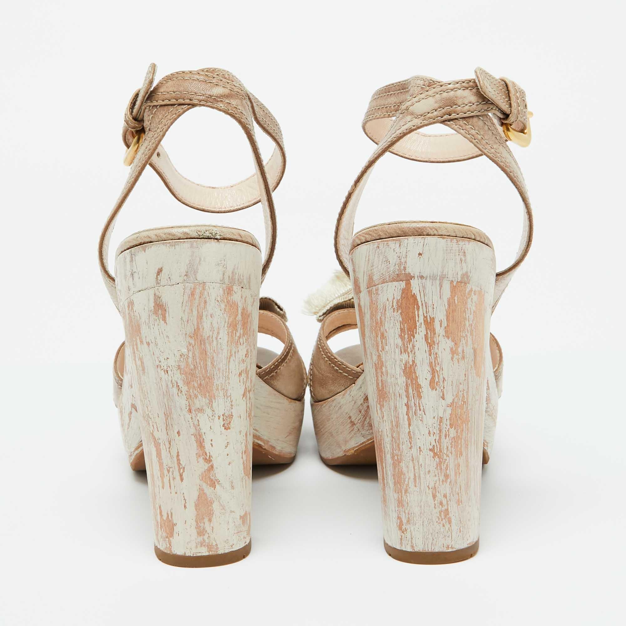  Prada Sandales à plateforme en cuir peint avec nœud en bois beige, taille 38 Pour femmes 