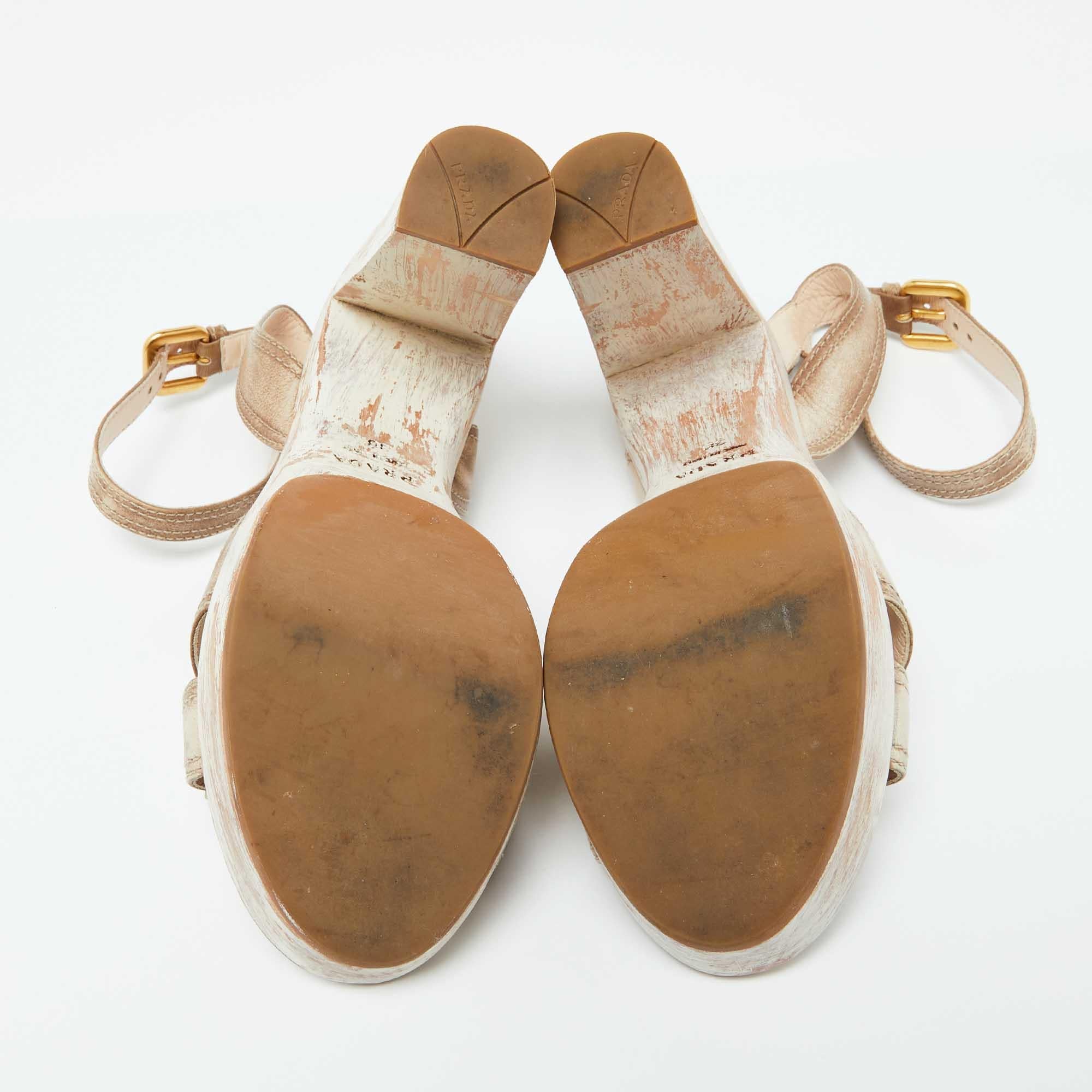 Prada Sandales à plateforme en cuir peint avec nœud en bois beige, taille 38 1