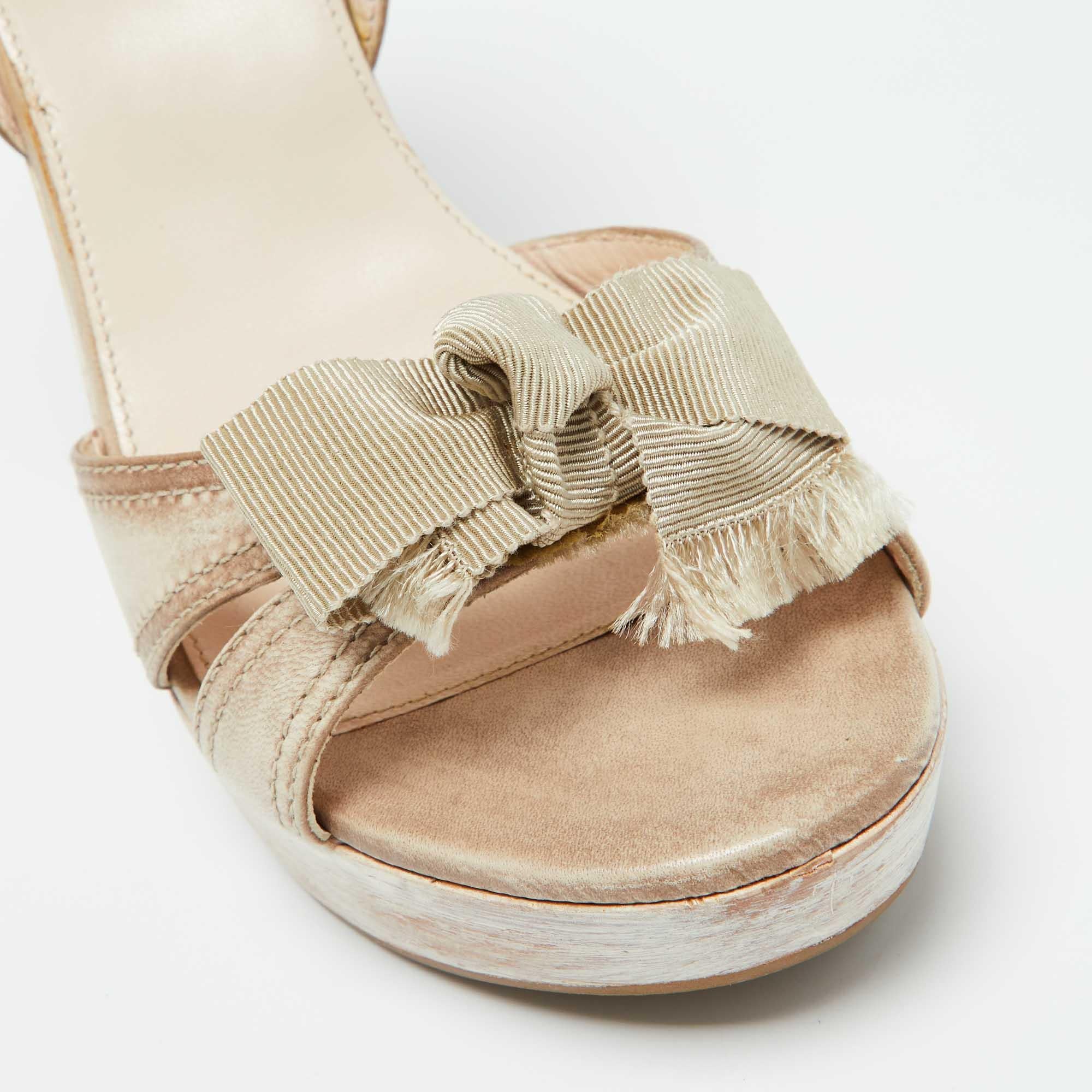 Prada Sandales à plateforme en cuir peint avec nœud en bois beige, taille 38 2
