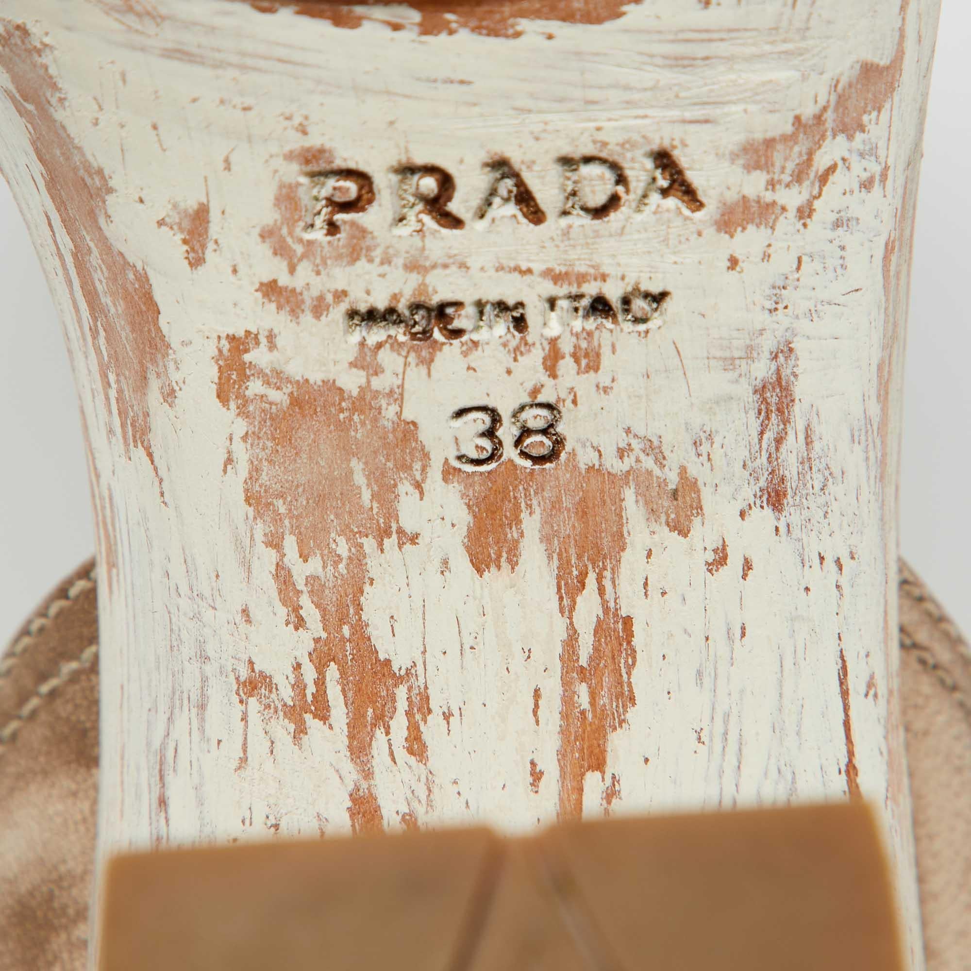 Prada Sandales à plateforme en cuir peint avec nœud en bois beige, taille 38 3
