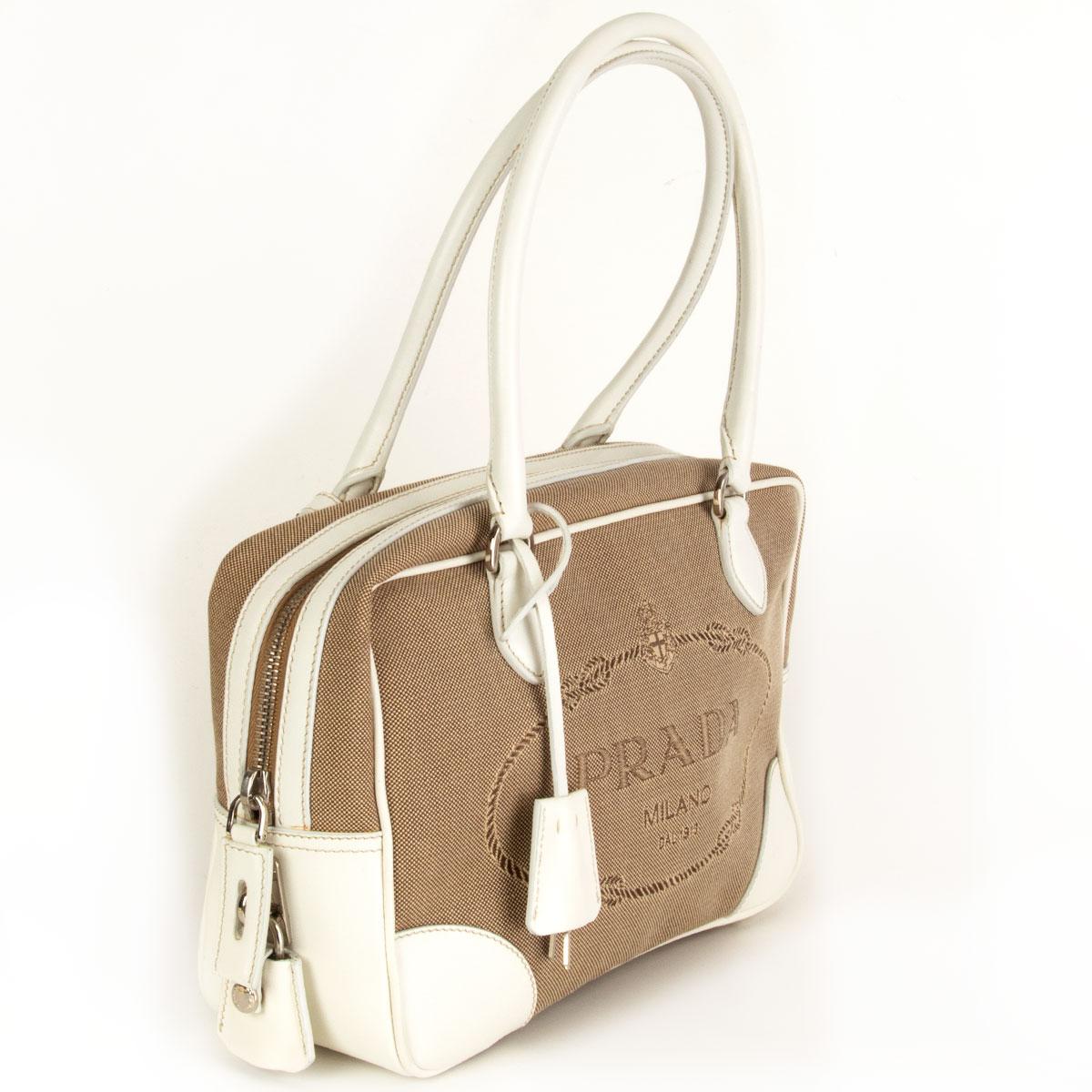 100% authentisch Prada Jacquard Logo Bauletto Corda Talco in beige und braun Leinwand mit weißem Leder Griffe und trimmen. Lässt sich oben mit einem Reißverschluss öffnen und ist mit beigem Nylon gefüttert:: mit einer Reißverschlusstasche auf der