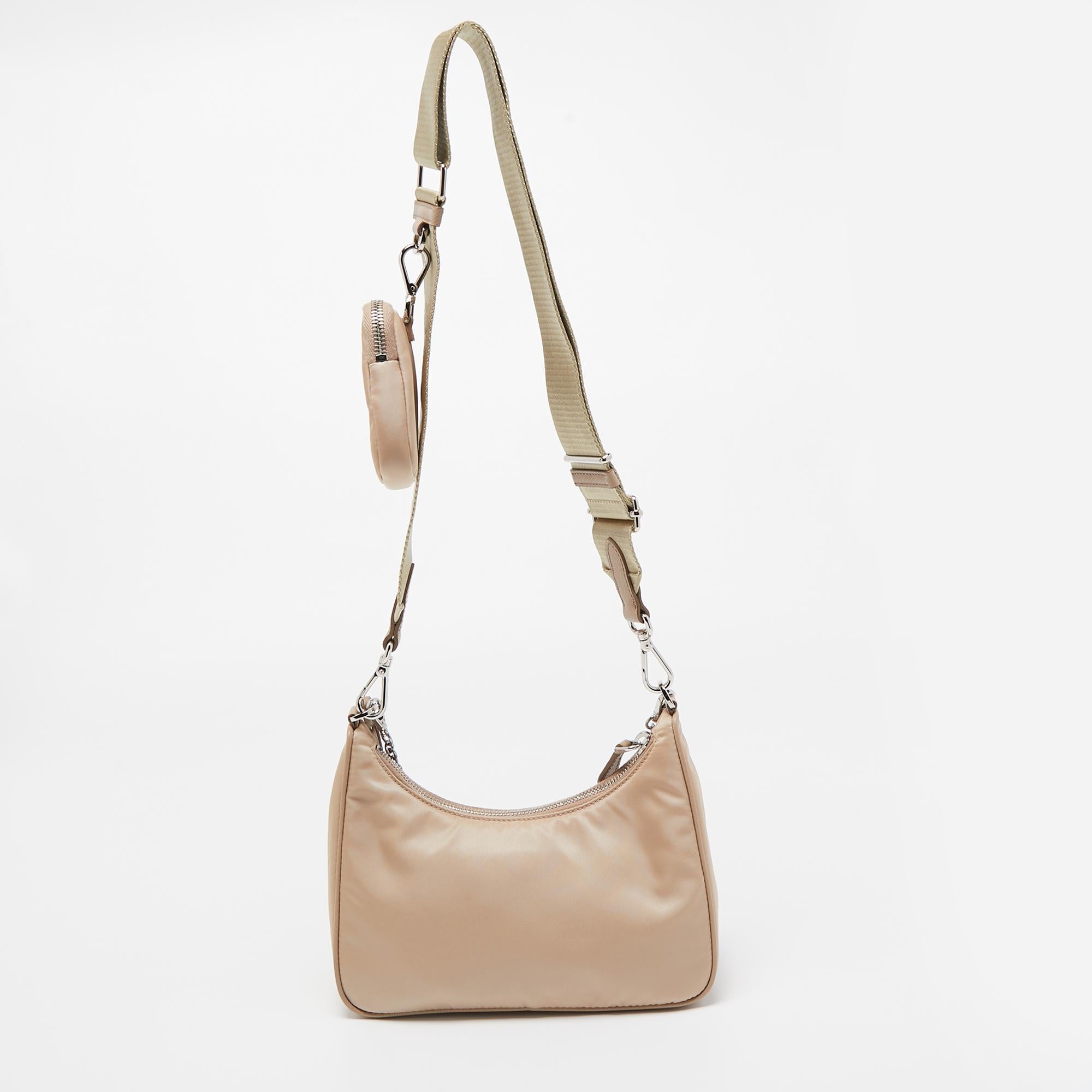 Prada is known for its precise perfection in design and varied skills. This Re-Edition 2005 baguette bag from the House certainly needs no introduction. It has been crafted using nylon along with leather and flaunts a logo plaque on the