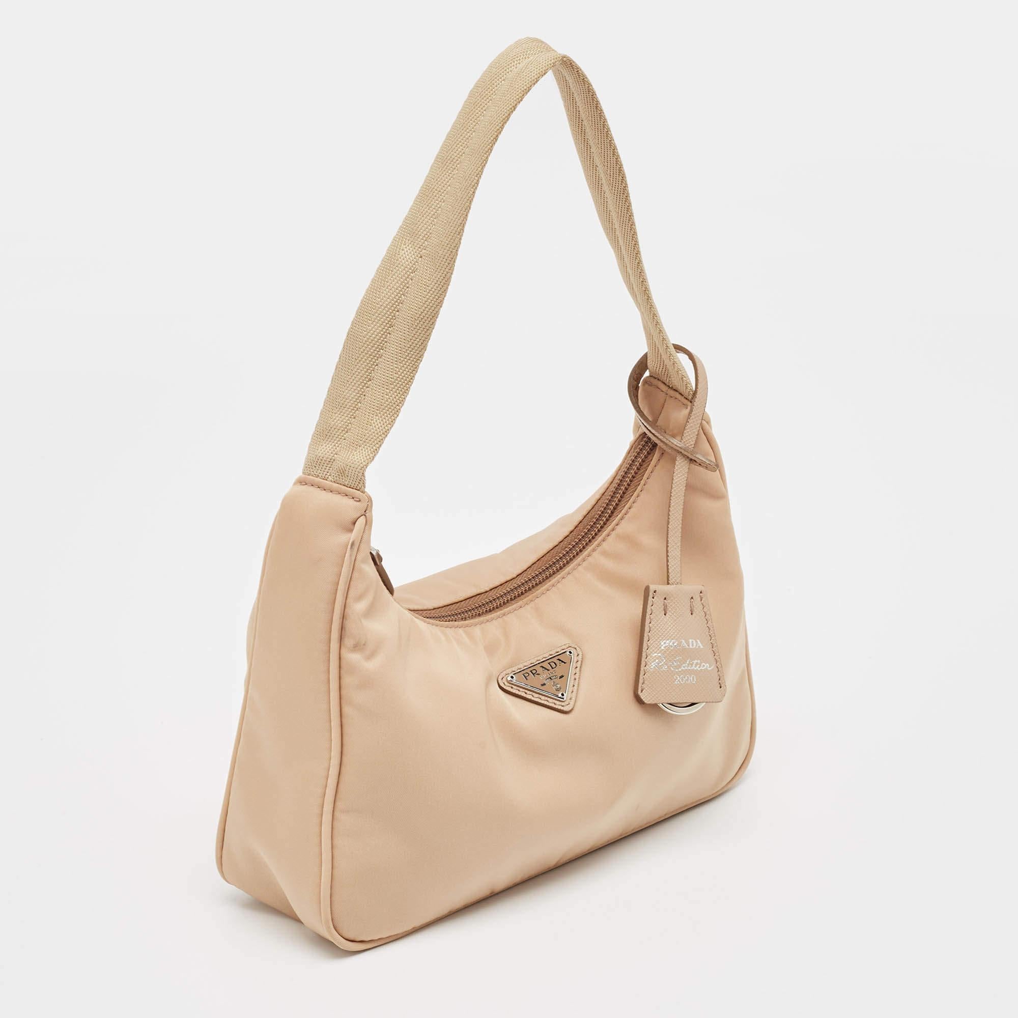 Prada Beige Nylon Re-Edition 2000 Bag In Good Condition In Dubai, Al Qouz 2