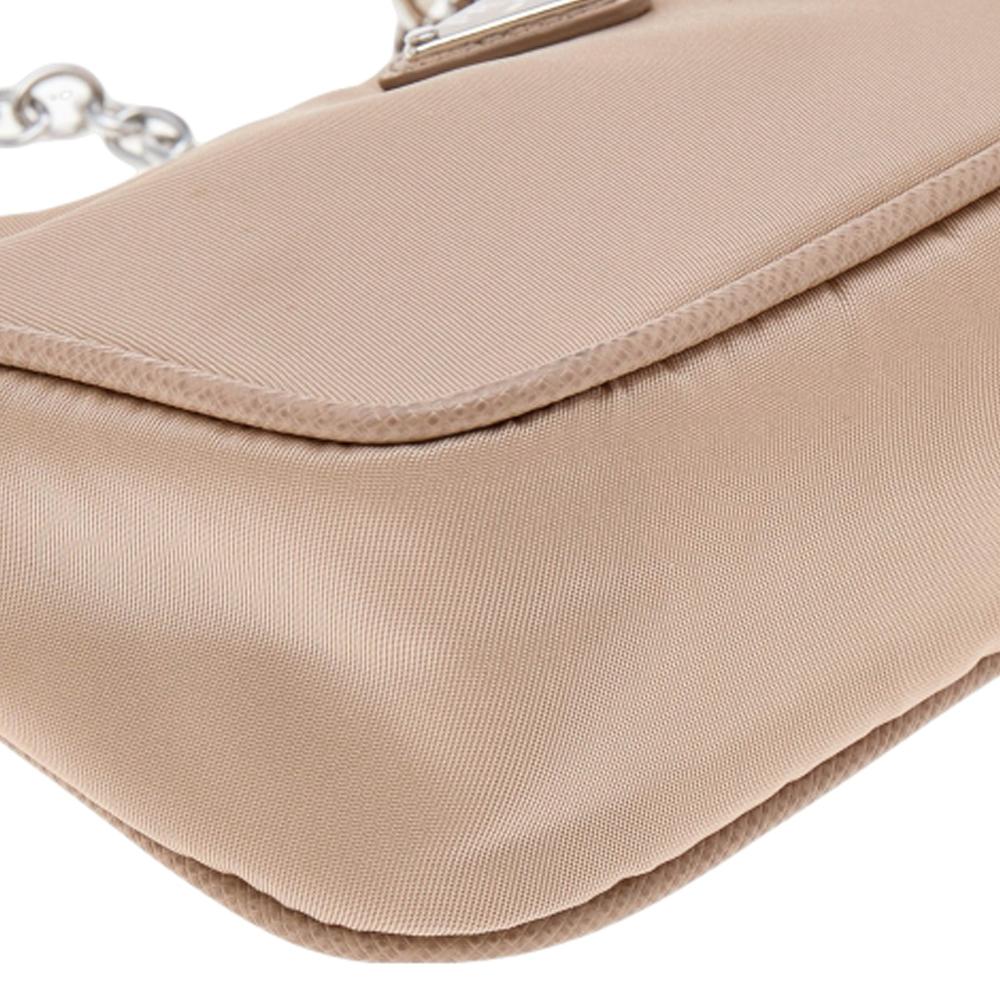 Prada Beige Nylon Re-Edition 2005 Shoulder Bag In Good Condition In Dubai, Al Qouz 2