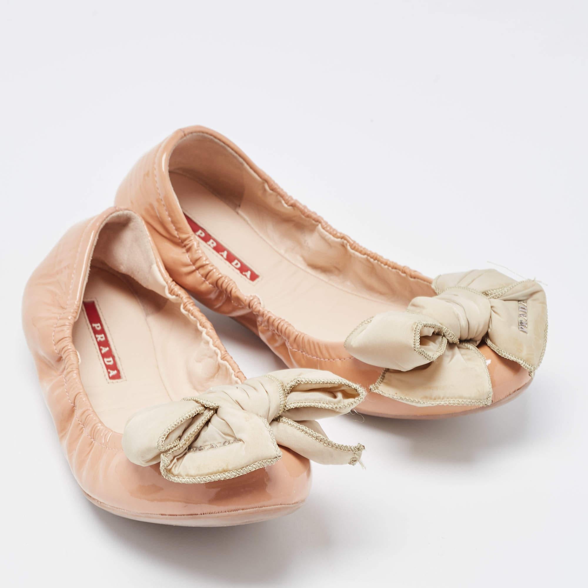 Prada Beige Patent Leather Bow Scrunch Ballet Flats Size 36.5 In Good Condition For Sale In Dubai, Al Qouz 2