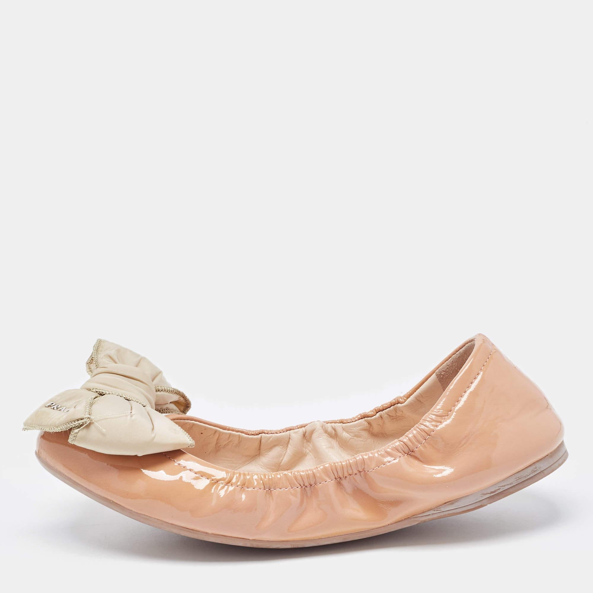 Prada Beige Patent Leather Bow Scrunch Ballet Flats Size 36.5 For Sale 2