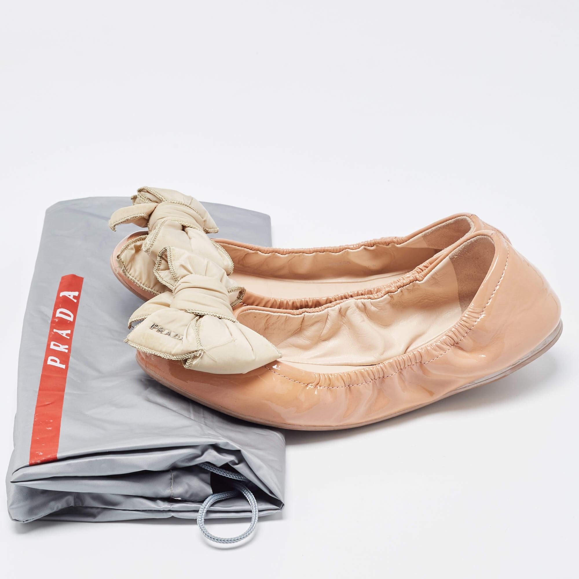 Prada Beige Patent Leather Bow Scrunch Ballet Flats Size 36.5 For Sale 3