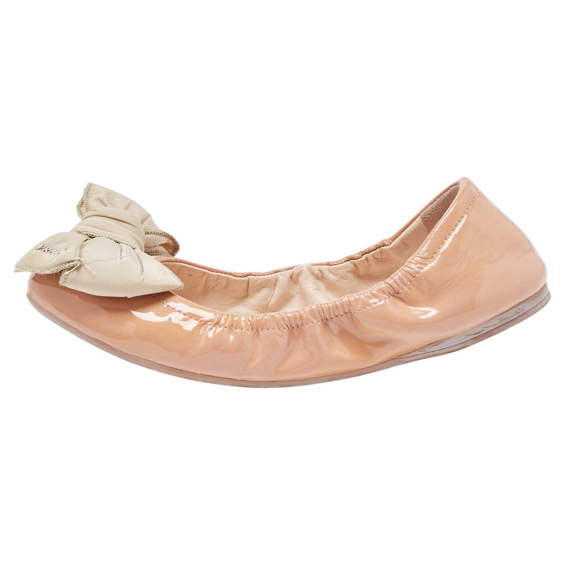 Prada Beige Patent Leather Bow Scrunch Ballet Flats Size 36.5 For Sale