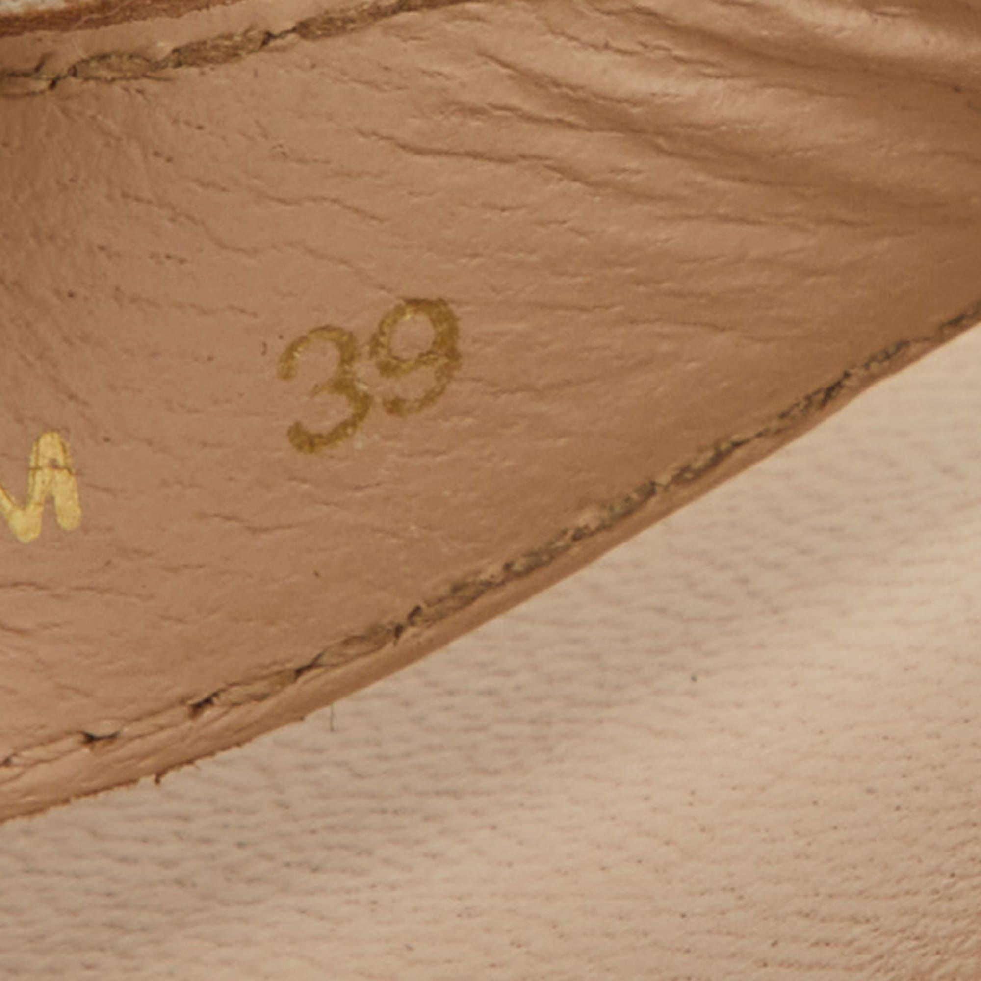 Prada Beige Patent Leather Flat Sandals Size 39 In Good Condition In Dubai, Al Qouz 2