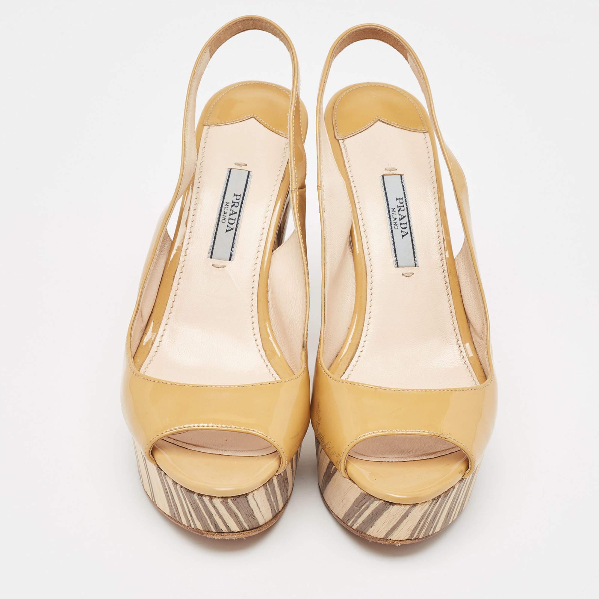 Beige Prada Sandales à talons compensés à bout ouvert en cuir verni beige, taille 37 en vente
